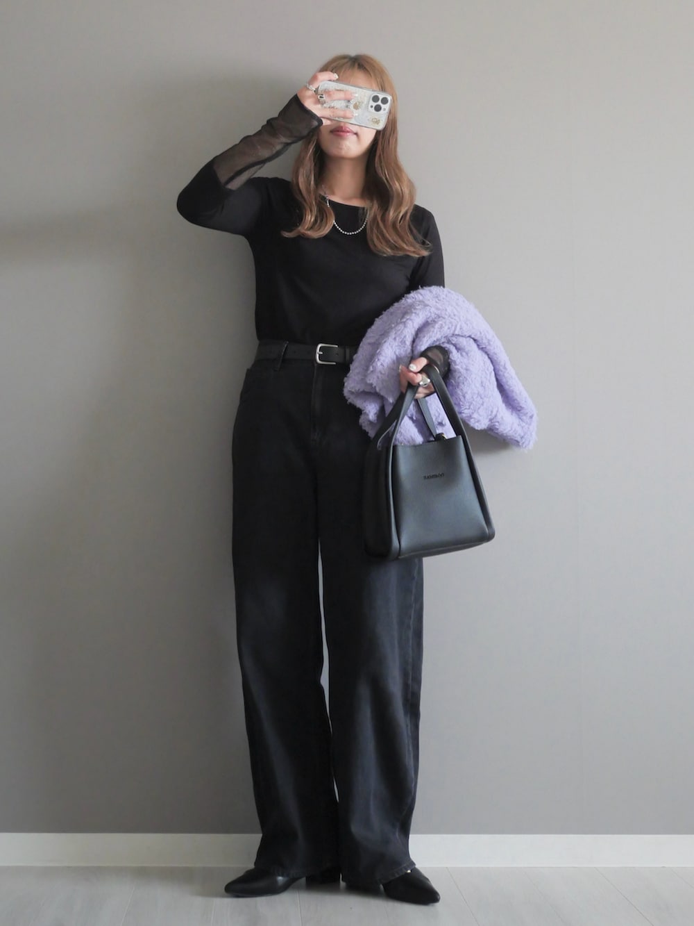 パープル系のカーディガン/ボレロ、ブラック系のTシャツ/カットソー、ブラック系のハンドバッグを着用したレディースの秋コーディネートの4枚目の写真