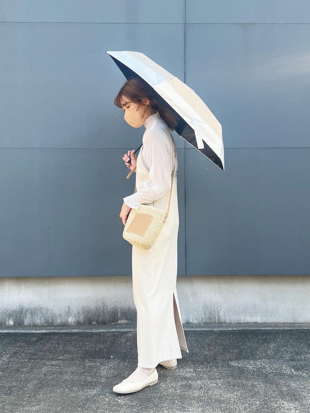 「PR、日傘、折りたたみ傘、晴雨兼用、ワントーンコーデ、キャミワンピ、シアートップス、シアーソックス、パンプス、かごバッグ」|「Waterfrontの自動開閉 UVブロック 折 55 ツートン(折りたたみ傘、ブラウン系)」を使った、miiさん(レディース・162cm)の春コーディネートの2枚目の写真