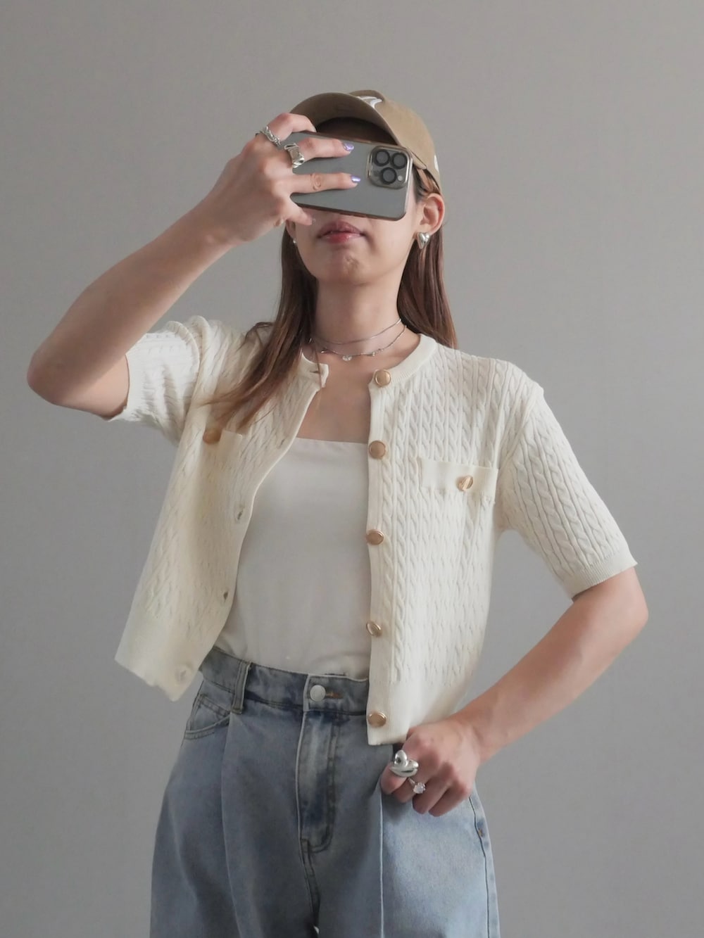 ホワイト系のカーディガン/ボレロ、ホワイト系のトートバッグ、ブルー系のデニムパンツを着用したレディースの夏コーディネートの2枚目の写真