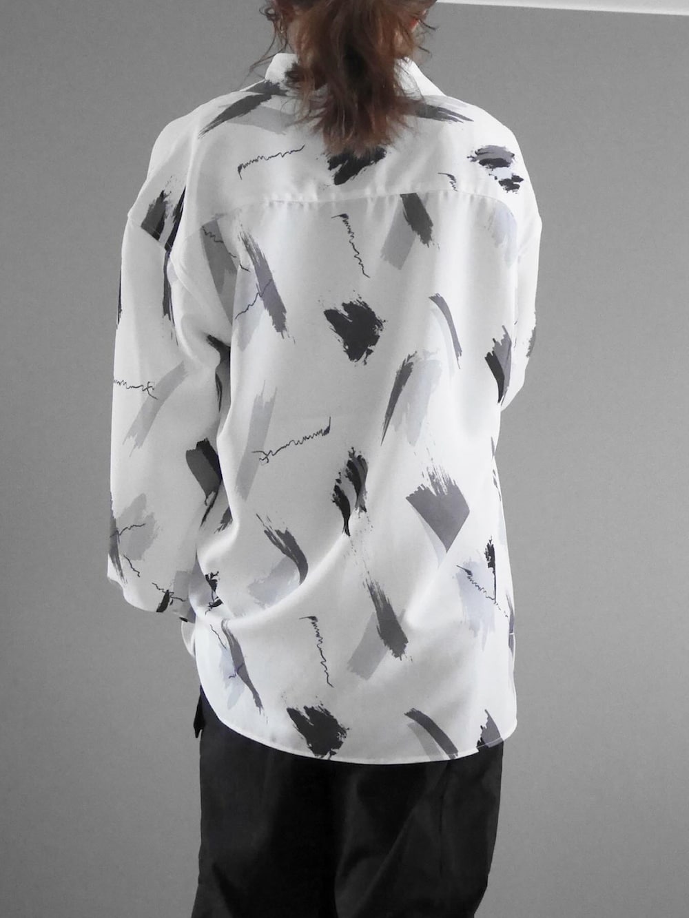 ホワイト系のシャツ/ブラウス、シルバー系のタンクトップ、ベージュ系のパンツを着用したレディースの冬コーディネートの3枚目の写真