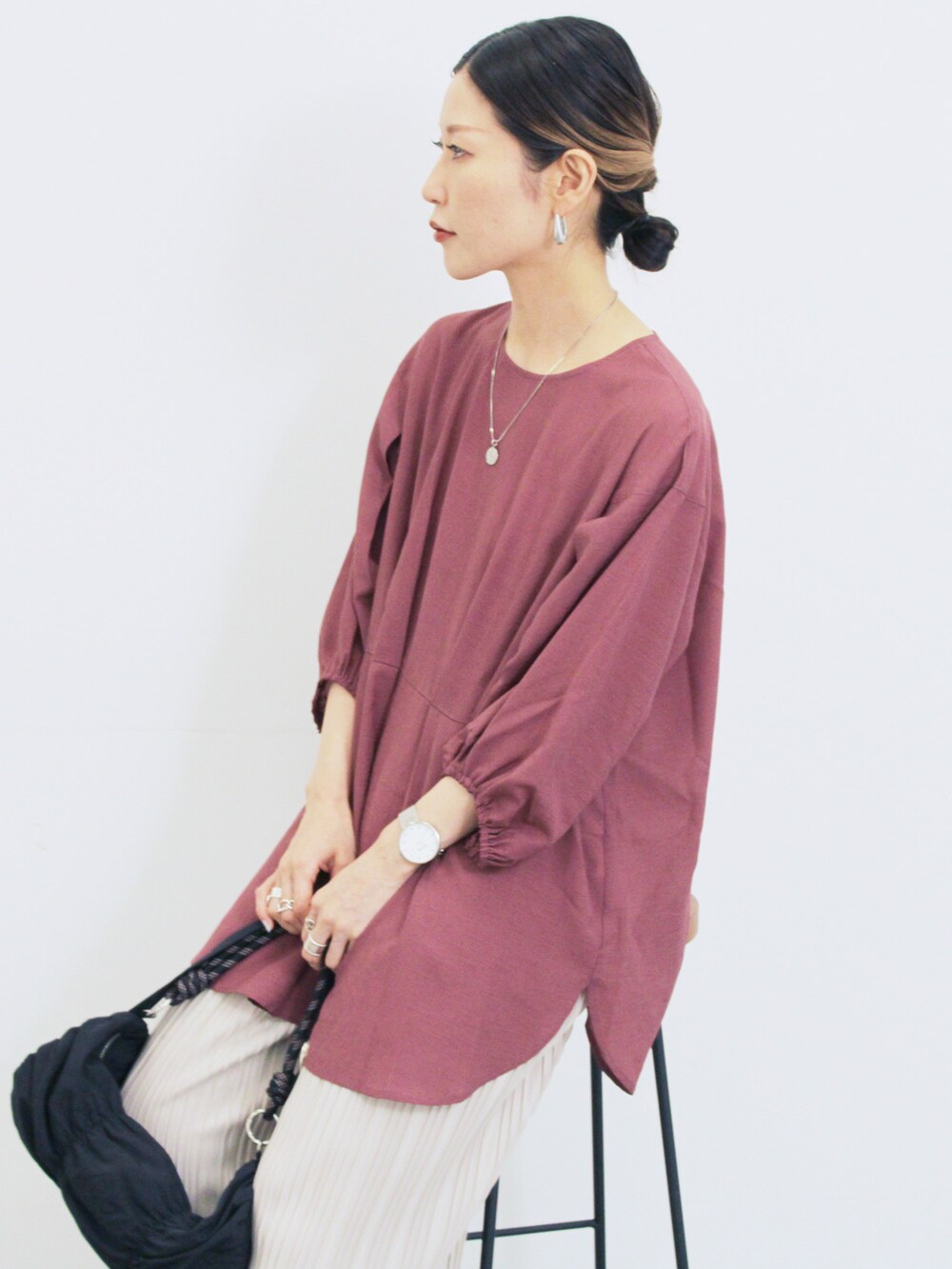 パープル系のシャツ/ブラウス、グレー系のその他パンツ、ブラック系のハンドバッグを着用したレディースの秋コーディネートの3枚目の写真