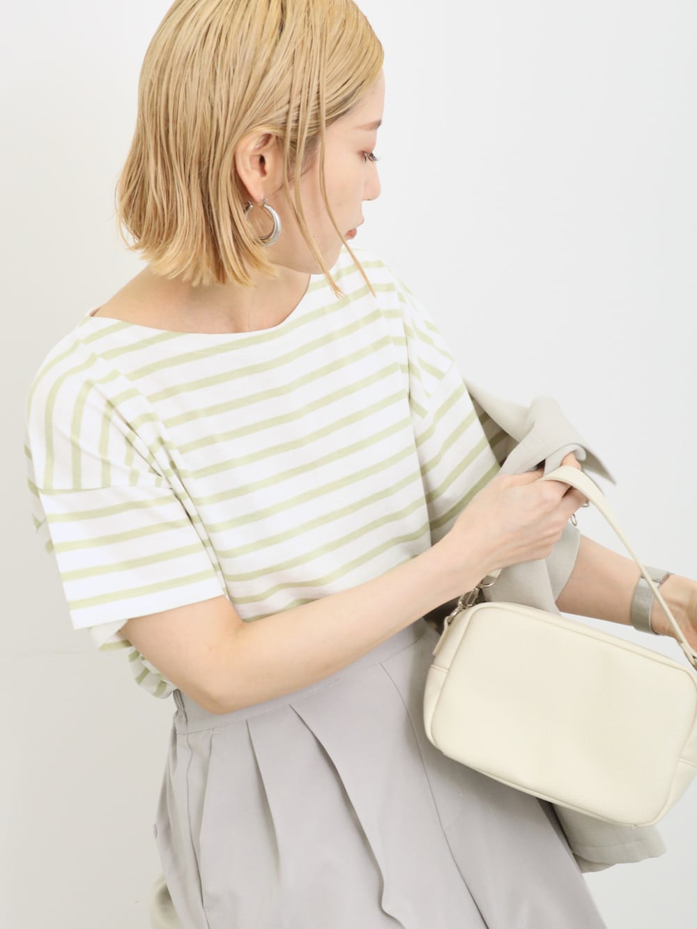 「きれいめカジュアル、大人カジュアル、シンプル、シンプルコーデ、夏コーデ、ジャケット、Tシャツ、ボーダー、パンツスタイル、淡色コーデ、ショルダーバッグ、サンダル、Samansa Mos2 blue、サマンサモスモスブルー」｜「Samansa Mos2 blueのボーダーTシャツ（Tシャツ/カットソー、グリーン系）」を使った、miyaさん（骨格ウェーブ・レディース・158cm）の春コーディネートの5枚目の写真