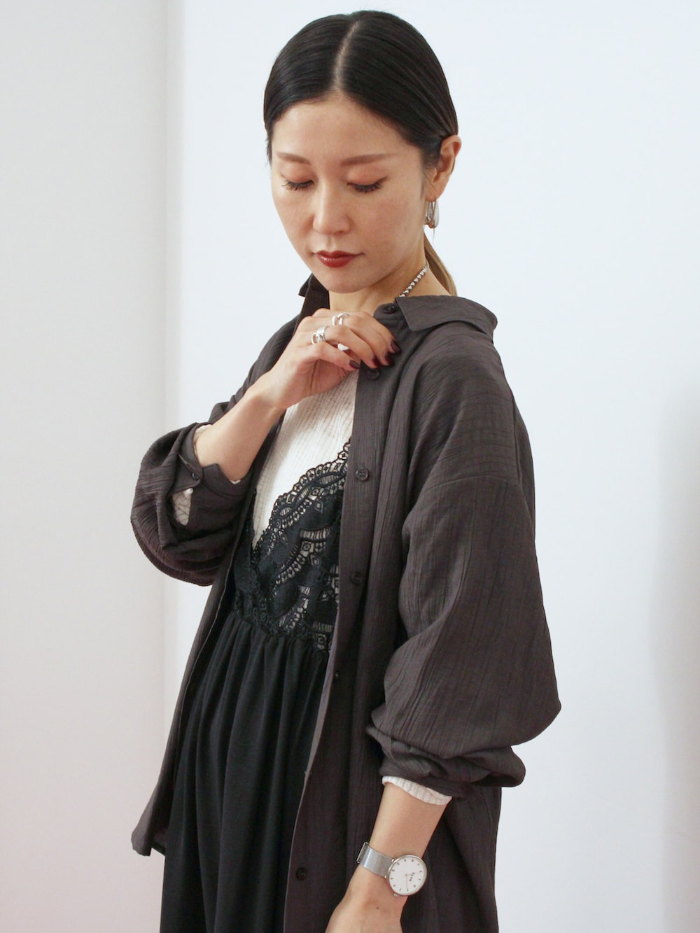 ブラック系のワンピース、ホワイト系のTシャツ/カットソー、グレー系のシャツ/ブラウスを着用したレディースの秋コーディネートの3枚目の写真