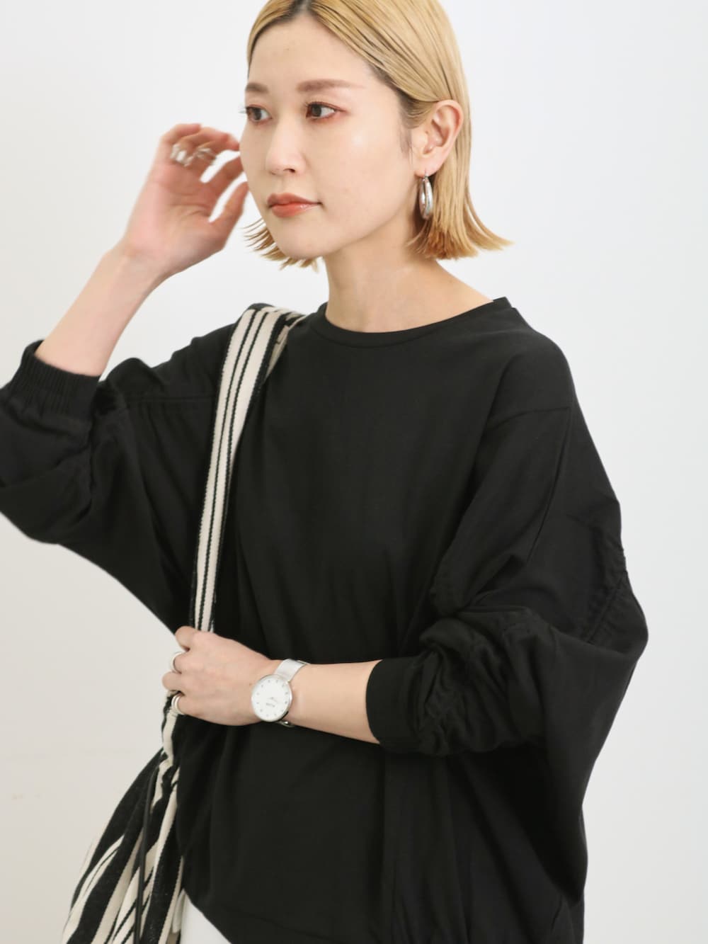 「大人カジュアル、きれいめカジュアル、シンプル、シンプルコーデ、プチプラ、プチプラコーデ、春コーデ、春のNewスタイル、モノトーン、カーゴパンツ、パンプス、トートバッグ、Samansa Mos2 blue、サマンサモスモスブルー、パンツスタイル」｜「Samansa Mos2 blueの切替ドルマンスリーブプルオーバー（Tシャツ/カットソー、ブラック系）」を使った、miyaさん（骨格ウェーブ・レディース・158cm）の春コーディネートの3枚目の写真