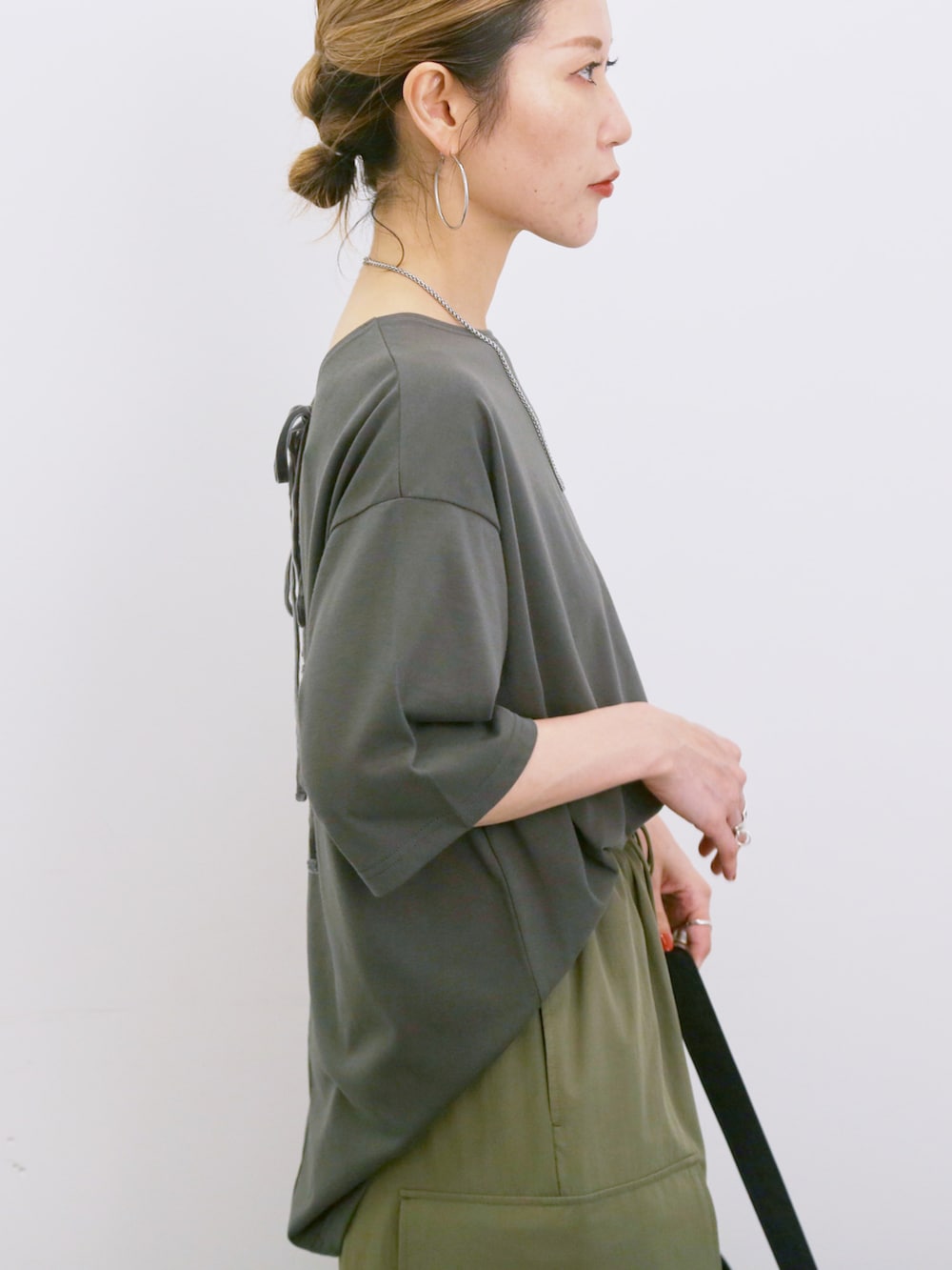 「大人カジュアル、きれいめカジュアル、シンプル、シンプルコーデ、プチプラ、プチプラコーデ、夏コーデ、Tシャツ、バックリボン、スカート、カーゴスカート、スニーカーコーデ、カジュアル、Samansa Mos2 blue」｜「Samansa Mos2 blueの◎【接触冷感】バックリボンTシャツ（Tシャツ/カットソー、グレー系）」を使った、miyaさん（骨格ウェーブ・レディース・158cm）の夏コーディネートの3枚目の写真