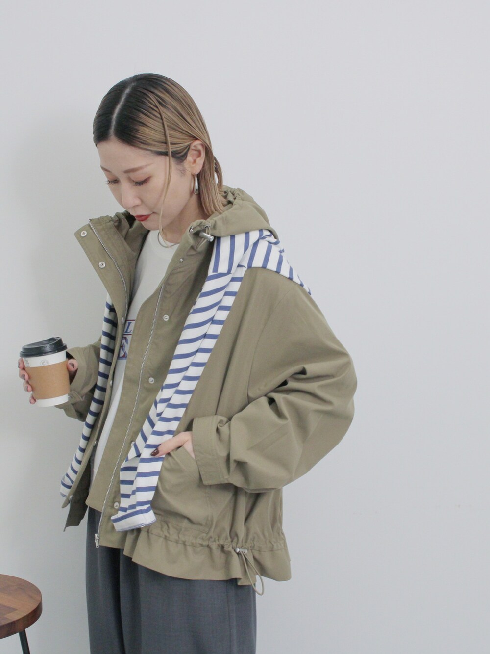「大人カジュアル、きれいめカジュアル、シンプル、シンプルコーデ、プチプラ、プチプラコーデ、春コーデ、マウンテンパーカー、春アウター、スウェット、パンツスタイル、ロゴスウェット、ボーダー、スニーカー、Samansa Mos2 blue」｜「Samansa Mos2 blueの【撥水】ペプラムマウンテンパーカー（ブルゾン、グリーン系）」を使った、miyaさん（骨格ウェーブ・レディース・158cm）の春コーディネートの3枚目の写真