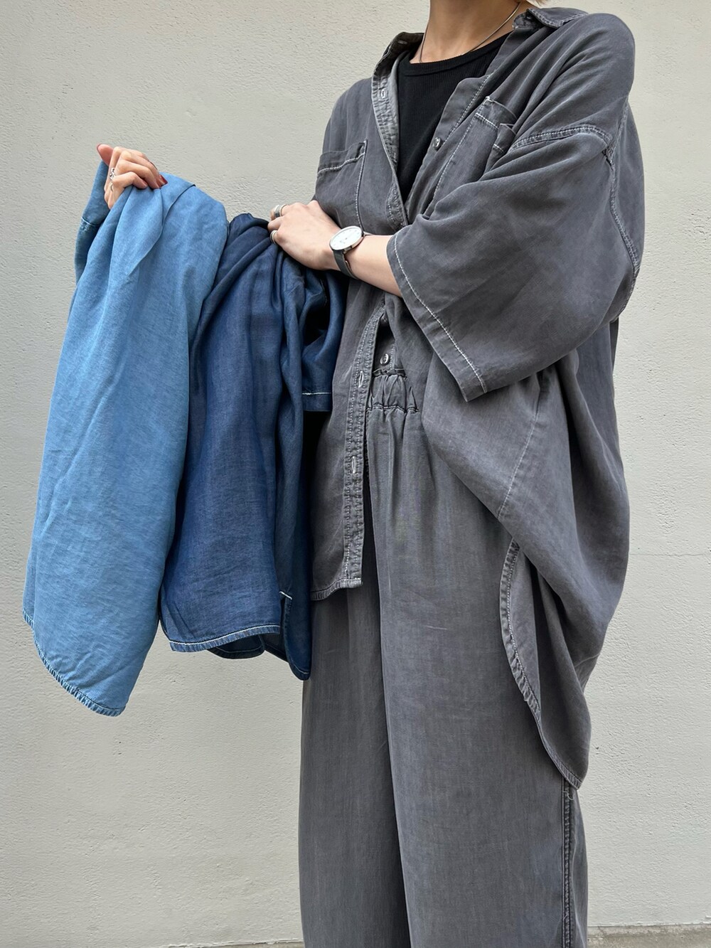 「大人カジュアル、きれいめカジュアル、シンプル、シンプルコーデ、プチプラ、プチプラコーデ、夏コーデ、セットアップ、メンズライク、デニム、パンツスタイル、シャツスタイル、オールブラック、Samansa Mos2 blue、adidas」｜「Samansa Mos2 blueの【接触冷感】クールデニムパンツ（デニムパンツ、グレー系）」を使った、miyaさん（骨格ウェーブ・レディース・158cm）の春コーディネートの4枚目の写真