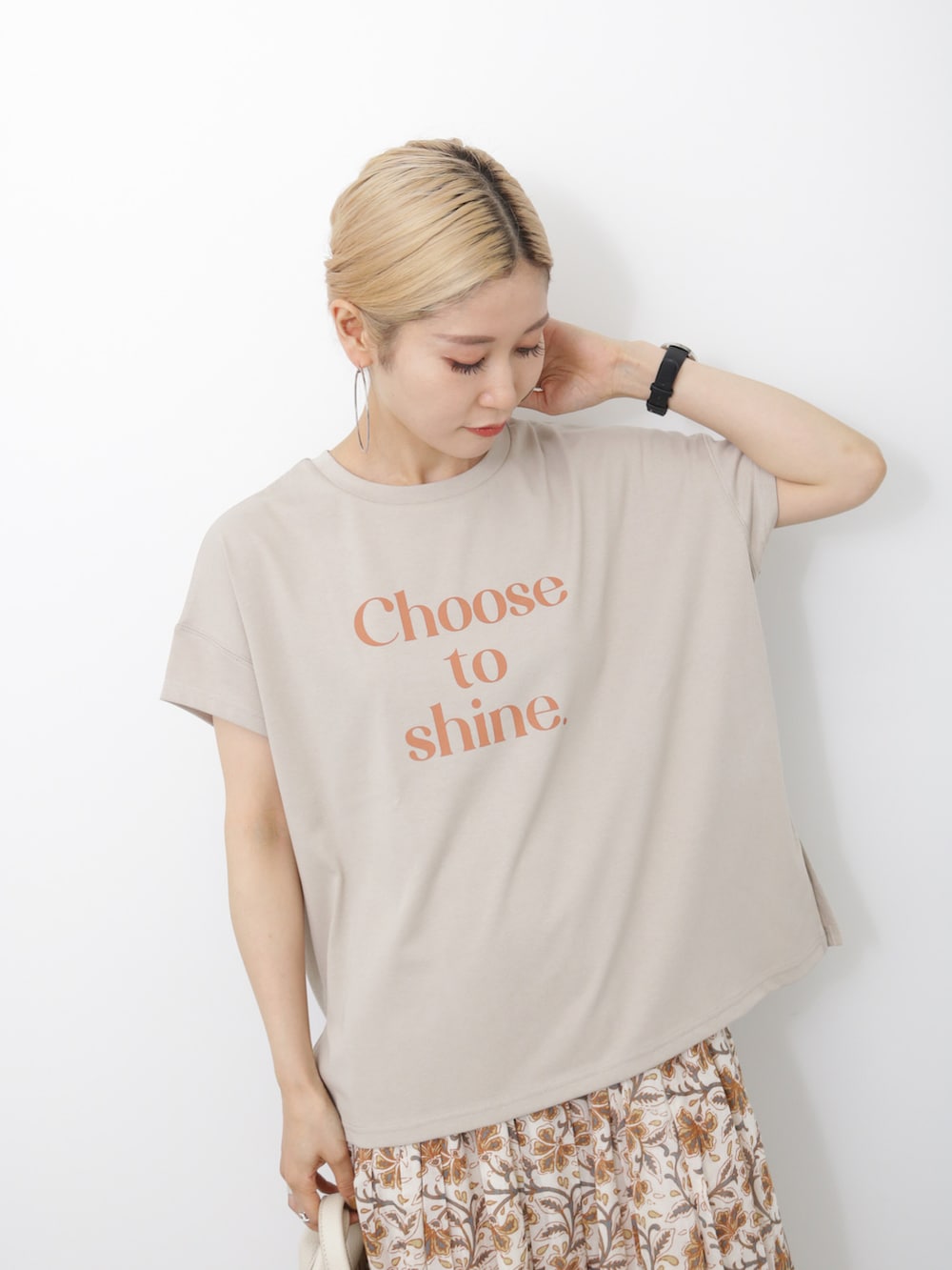 「シンプルスタイル、きれいめカジュアル、カジュアルコーデ、シンプル、Tシャツ、ロゴT、スカート、花柄、ワントーンコーデ、プチプラ、プチプラコーデ、大人カジュアル、サンダル、Samansa Mos2 blue」｜「Samansa Mos2 blueの2WAYアシンメトリーサンダル（サンダル、ホワイト系）」を使った、miyaさん（骨格ウェーブ・レディース・158cm）の夏コーディネートの2枚目の写真