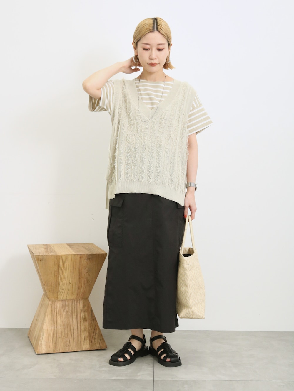 「大人カジュアル、きれいめカジュアル、シンプル、シンプルコーデ、プチプラ、プチプラコーデ、夏コーデ、ベスト、Tシャツ、ボーダー、カーゴスカート、サンダル、トートバッグ、Samansa Mos2 blue、サマンサモスモスブルー」｜「Samansa Mos2 blueのボーダーTシャツ（Tシャツ/カットソー、ベージュ系）」を使った、miyaさん（骨格ウェーブ・レディース・158cm）の春コーディネートの2枚目の写真