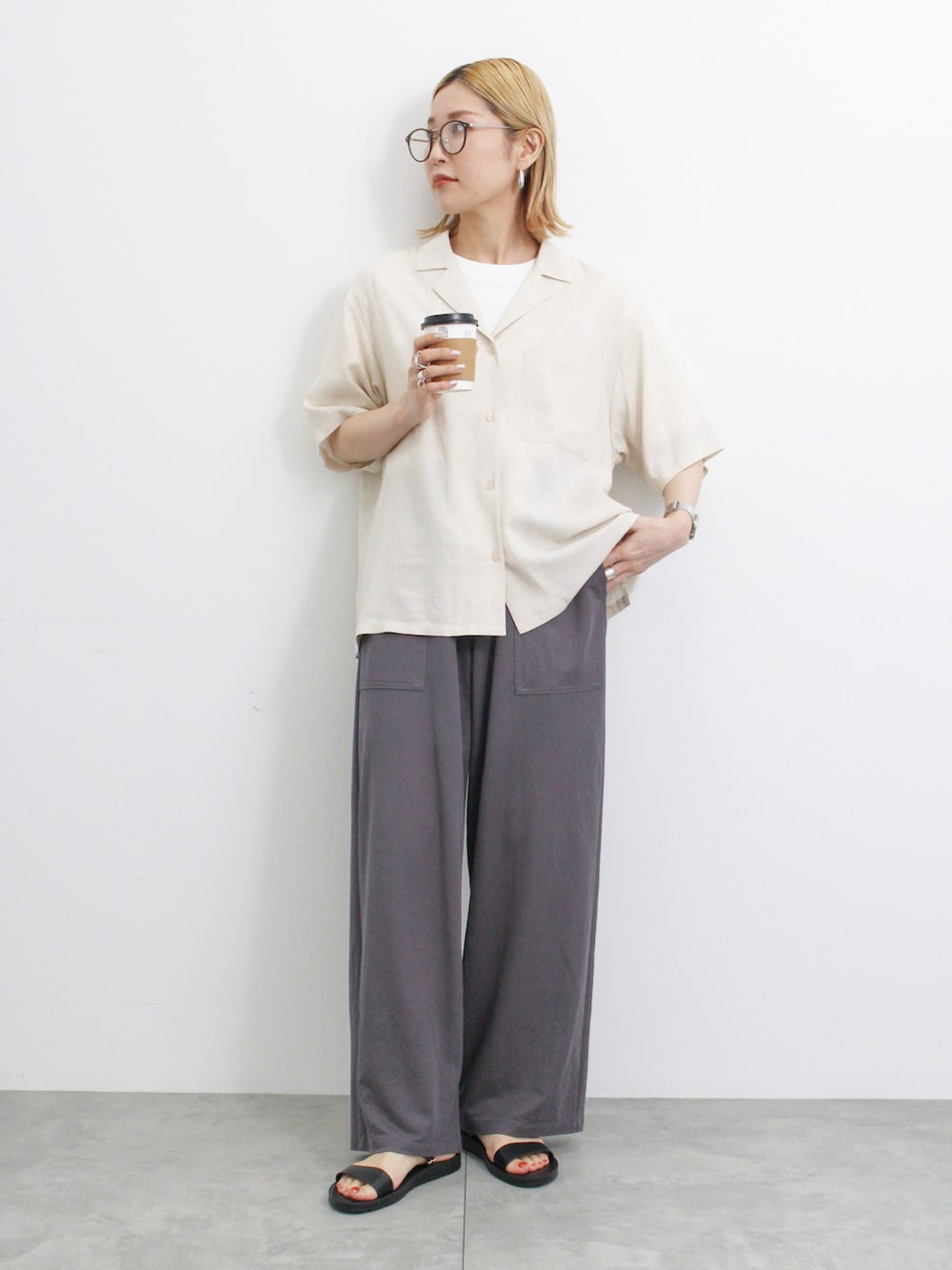 「大人カジュアル、きれいめカジュアル、シンプル、シンプルコーデ、プチプラ、プチプラコーデ、夏コーデ、パンツスタイル、ラフ、メンズライク、開襟シャツ、シャツスタイル、ラクチンコーデ、サンダル、Samansa Mos2 blue」｜「Samansa Mos2 blueの【接触冷感】麻レーヨン開襟シャツ（シャツ/ブラウス、ホワイト系）」を使った、miyaさん（骨格ウェーブ・レディース・158cm）の夏コーディネートの2枚目の写真
