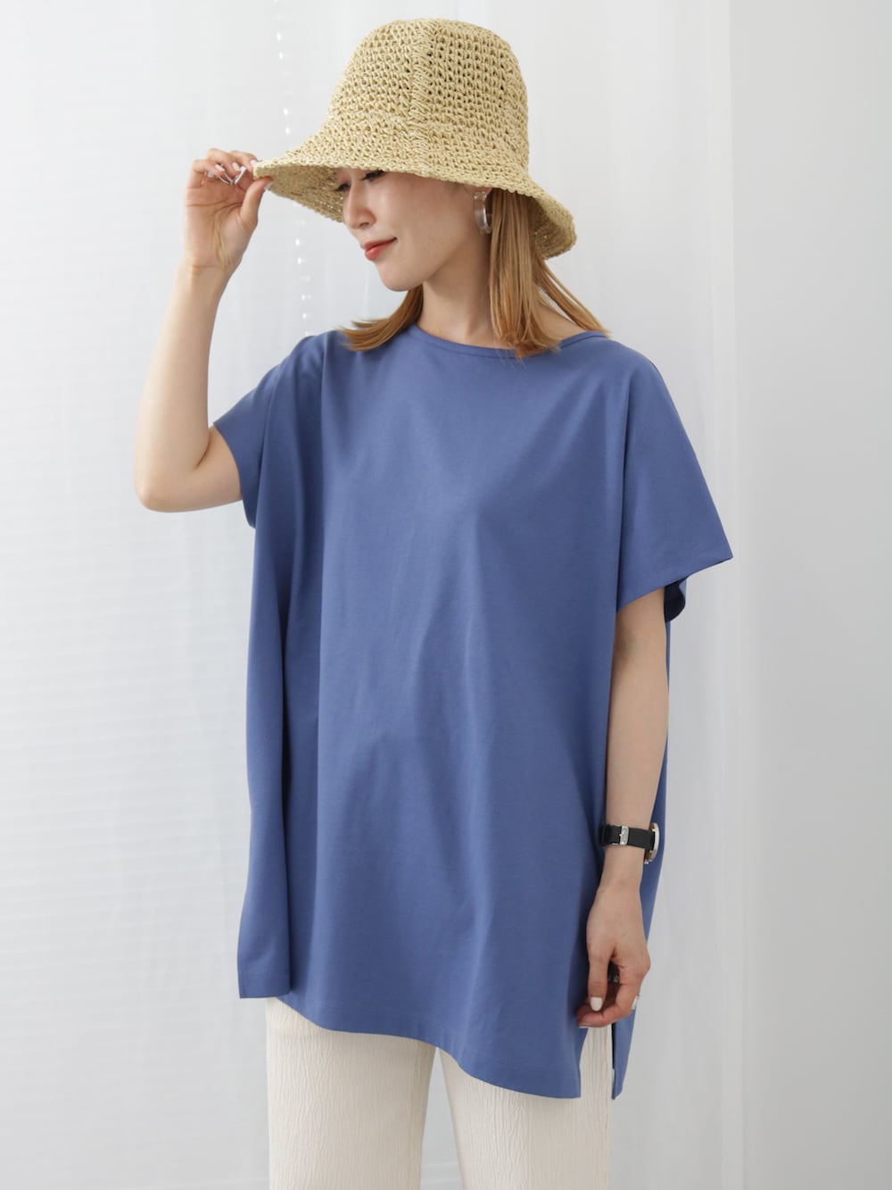 「夏コーデ、大人カジュアル、カジュアルコーデ、シンプル、パンツスタイル、プチプラコーデ、きれいめカジュアル、Tシャツ、ラクチンコーデ、プチプラ、サンダル、ハット、Samansa Mos2 blue」｜「Samansa Mos2 blueのクロスベルトサンダル（サンダル、シルバー系）」を使った、miyaさん（骨格ウェーブ・レディース・158cm）の夏コーディネートの2枚目の写真