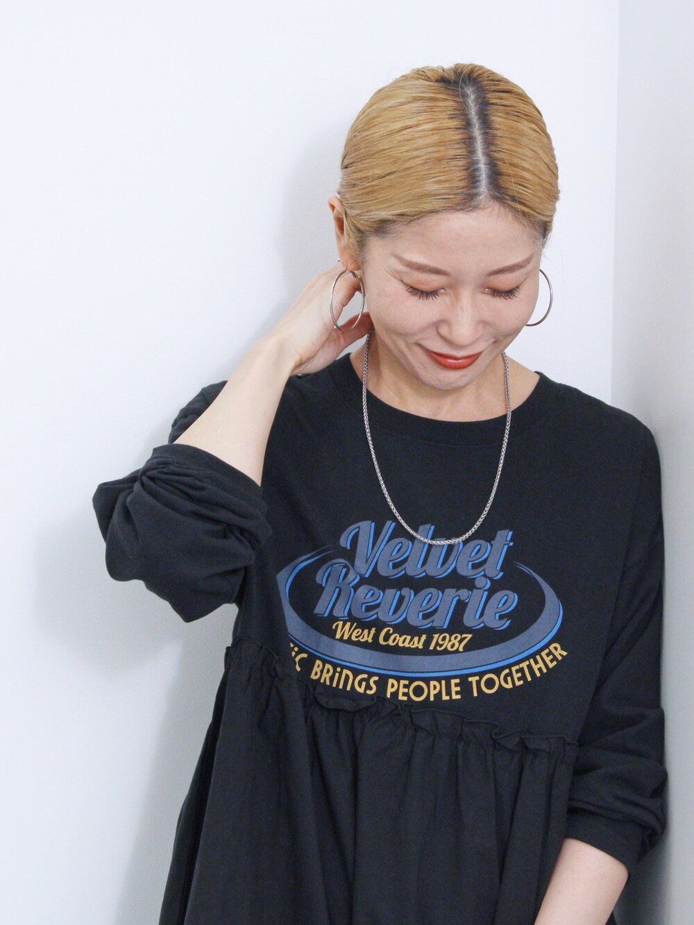 「大人カジュアル、きれいめカジュアル、シンプル、シンプルコーデ、プチプラ、プチプラコーデ、秋コーデ、ロゴT、パンツスタイル、サロペット、モノトーン、ラフ、トートバッグ、ローファー、Samansa Mos2 blue」｜「Samansa Mos2 blueの布帛切替ロンT（Tシャツ/カットソー、ブラック系）」を使った、miyaさん（骨格ウェーブ・レディース・158cm）の秋コーディネートの3枚目の写真