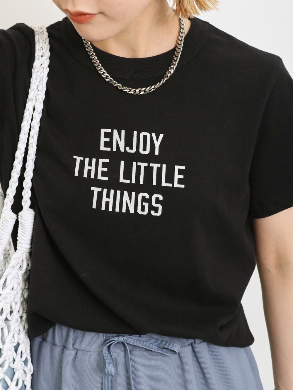 「大人カジュアル、きれいめカジュアル、シンプル、シンプルコーデ、プチプラ、プチプラコーデ、夏コーデ、Tシャツ、ロゴT、スカート、トートバッグ、スニーカー、Samansa Mos2 blue、コンバース、マクラメバッグ」｜「Samansa Mos2 blueの【シルケットバイオ】ロゴTシャツ（Tシャツ/カットソー、ブラック系）」を使った、miyaさん（骨格ウェーブ・レディース・158cm）の春コーディネートの4枚目の写真