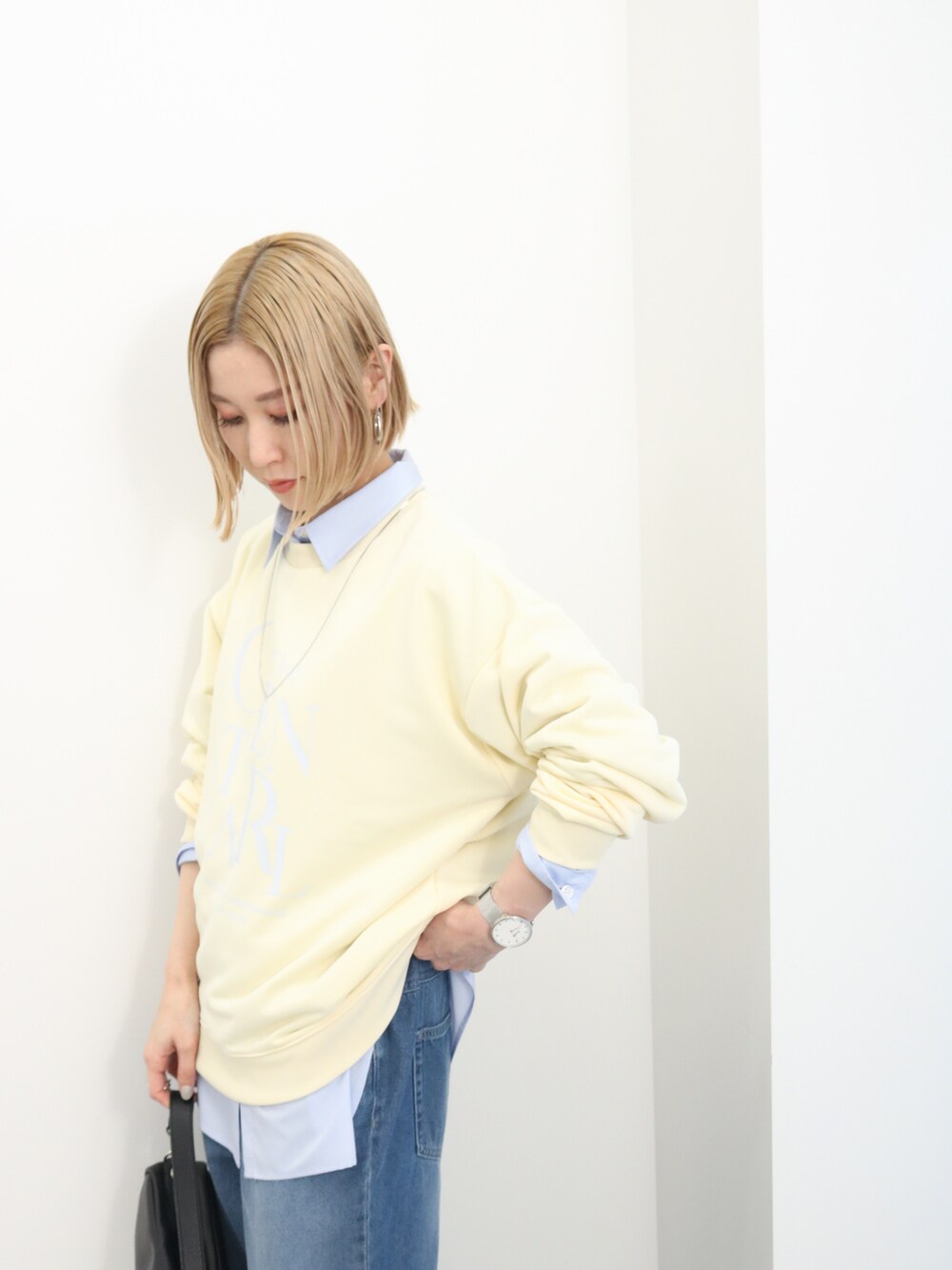 「大人カジュアル、きれいめカジュアル、シンプル、シンプルコーデ、プチプラ、プチプラコーデ、スウェット、レイヤードスタイル、パンツスタイル、デニム、ショルダーバッグ、パンプス、カジュアル、春コーデ、Samansa Mos2 blue」｜「Samansa Mos2 blueの裏毛ロゴプリントプルオーバー（Tシャツ/カットソー、イエロー系）」を使った、miyaさん（骨格ウェーブ・レディース・158cm）の春コーディネートの3枚目の写真