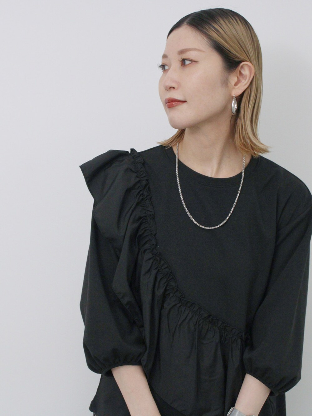 「大人カジュアル、きれいめカジュアル、シンプル、シンプルコーデ、プチプラ、プチプラコーデ、春コーデ、フリル、フリルトップス、スカート、チェック、ラメ、ハンドバッグ、スニーカー、Samansa Mos2 blue」｜「Samansa Mos2 blueの7分袖ドッキングフリルプルオーバー（Tシャツ/カットソー、ブラック系）」を使った、miyaさん（骨格ウェーブ・レディース・158cm）の春コーディネートの3枚目の写真