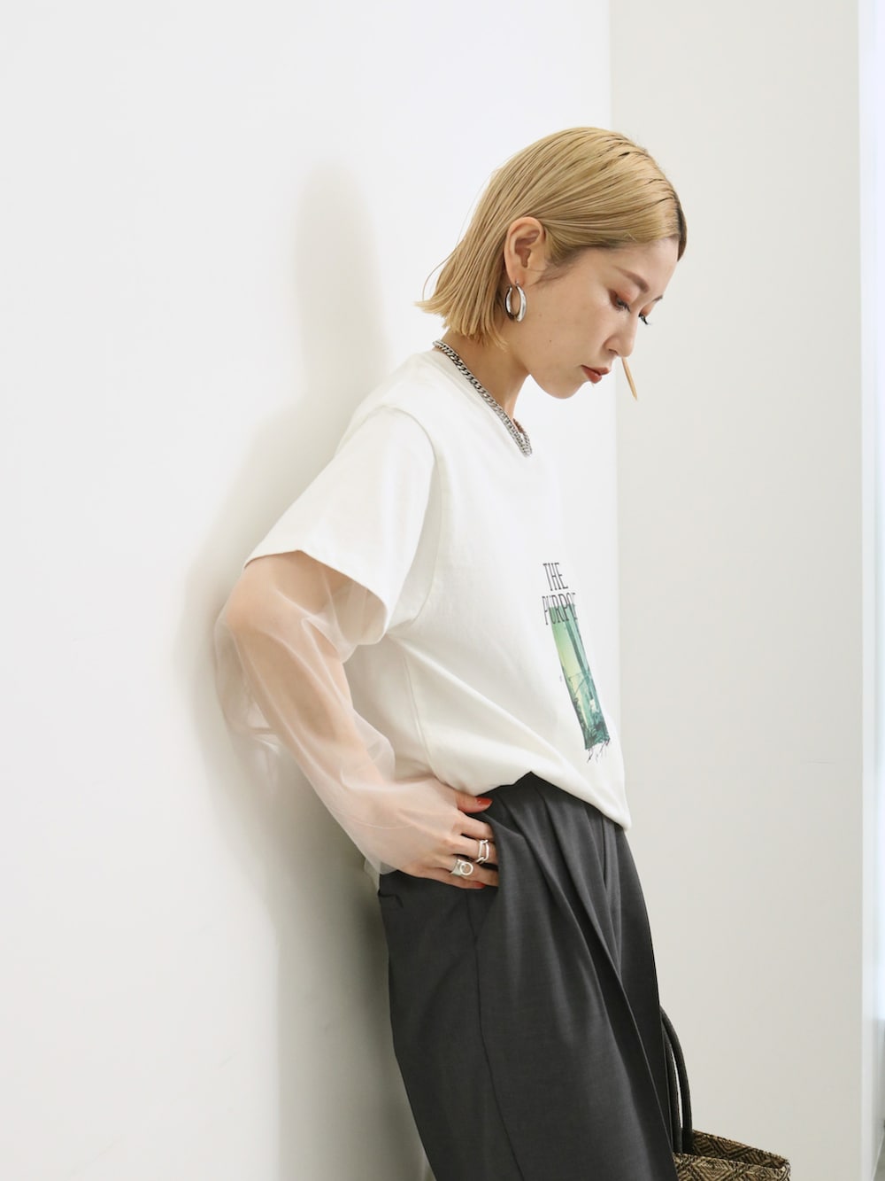 「大人カジュアル、きれいめカジュアル、夏コーデ、シンプル、シンプルコーデ、プチプラ、プチプラコーデ、Tシャツ、チュール、レイヤードスタイル、ビスチェ、パンツスタイル、サンダル、かごバッグ、Samansa Mos2 blue」｜「Samansa Mos2 blueの【シルケットバイオ】フォトTシャツ（Tシャツ/カットソー、ホワイト系）」を使った、miyaさん（骨格ウェーブ・レディース・158cm）の春コーディネートの4枚目の写真