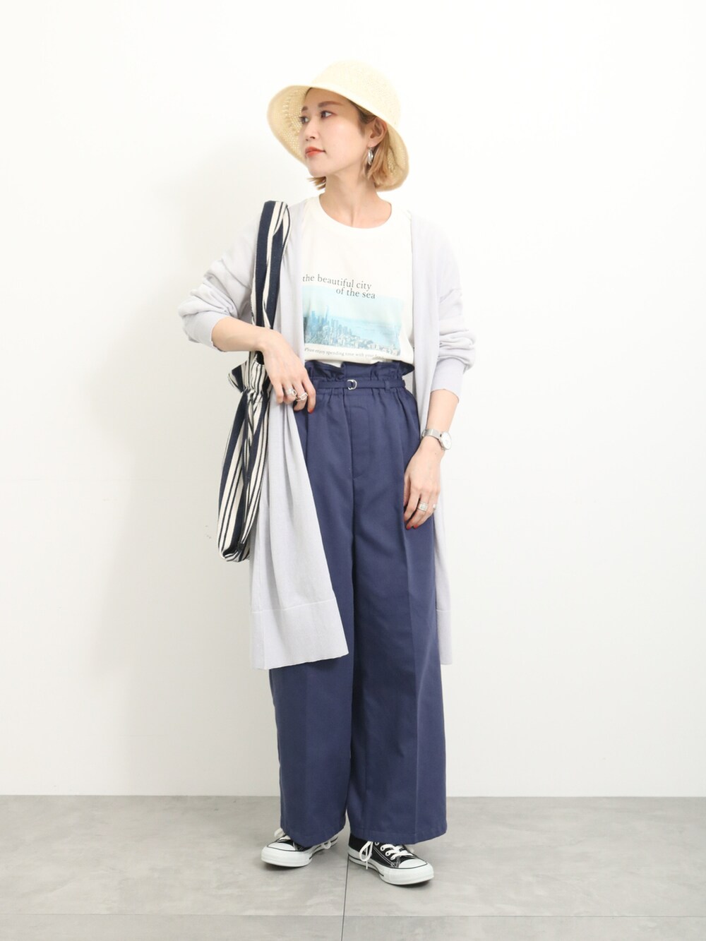 「大人カジュアル、きれいめカジュアル、シンプル、シンプルコーデ、プチプラ、プチプラコーデ、春コーデ、パンツスタイル、プリントT、カーディガン、トートバッグ、スニーカー、ハット、Samansa Mos2 blue、サマンサモスモスブルー」｜「Samansa Mos2 blueのマルチスタイルトッパーカーディガン（カーディガン/ボレロ、グレー系）」を使った、miyaさん（骨格ウェーブ・レディース・158cm）の春コーディネートの2枚目の写真