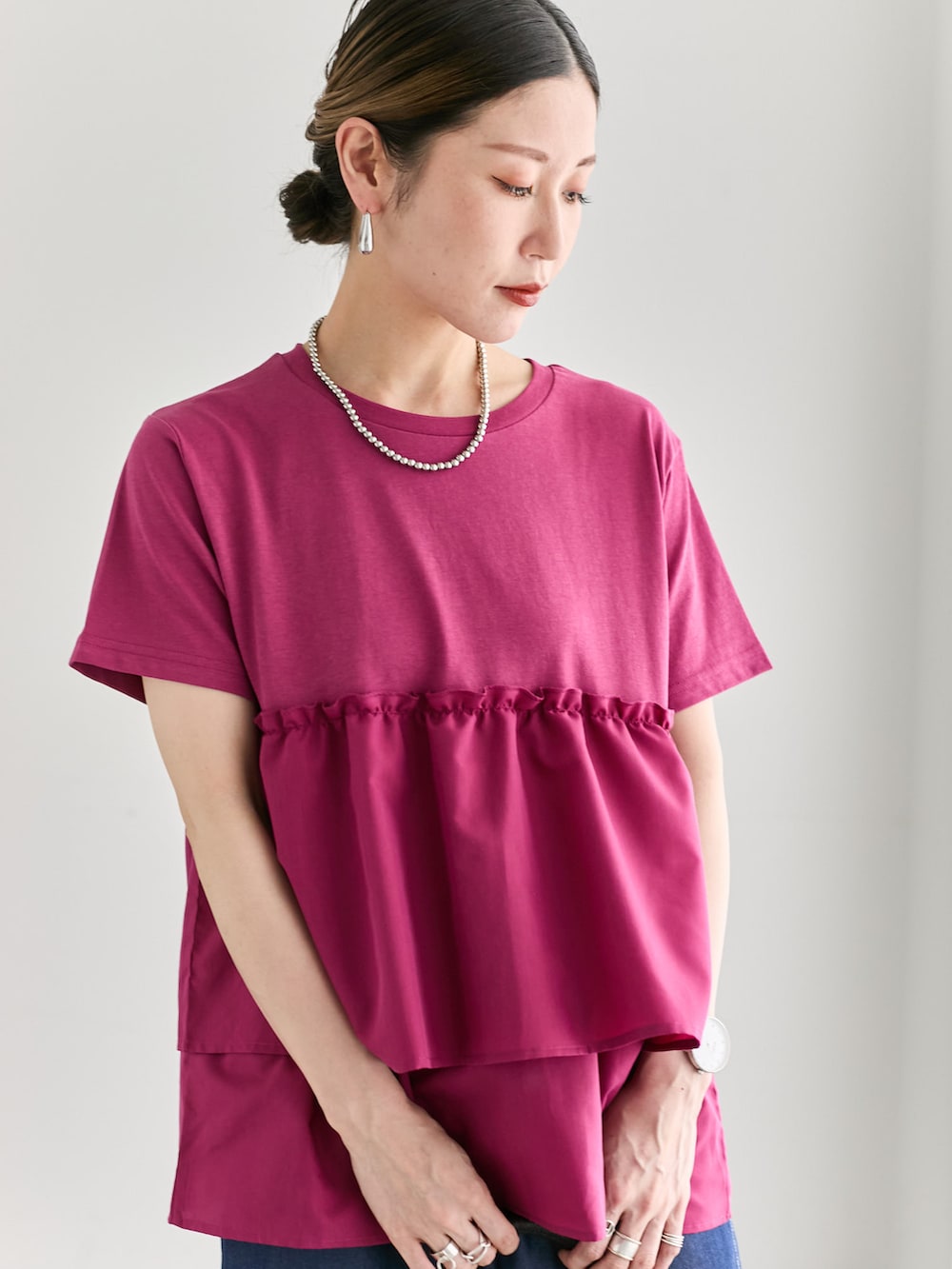 「大人カジュアル、きれいめカジュアル、シンプル、シンプルコーデ、プチプラ、プチプラコーデ、夏コーデ、Tシャツ、フリル、ピンク、パンツスタイル、デニム、ハンドバッグ、サンダル、Samansa Mos2 blue」｜「Samansa Mos2 blueの【接触冷感】クールデニムイージーパンツ（その他パンツ、ブルー系）」を使った、miyaさん（骨格ウェーブ・レディース・158cm）の夏コーディネートの4枚目の写真