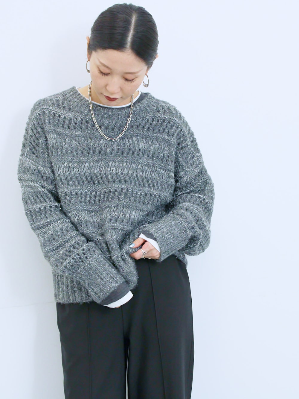 ブラック系のスニーカー、グレー系のニット/セーター、ブルー系のノーカラージャケットを着用したレディースの冬コーディネートの4枚目の写真