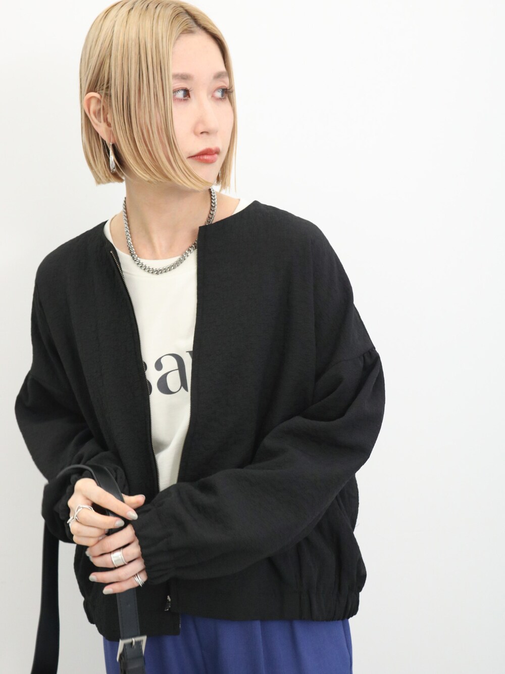 「大人カジュアル、きれいめカジュアル、シンプル、シンプルコーデ、プチプラ、プチプラコーデ、春コーデ、ロゴT、パンツスタイル、オフィスカジュアル、パンプス、トートバッグ、Samansa Mos2 blue、サマンサモスモスブルー、春アウター」｜「Samansa Mos2 blueのマルチスタイルテーパードパンツ（その他パンツ、ブルー系）」を使った、miyaさん（骨格ウェーブ・レディース・158cm）の春コーディネートの2枚目の写真
