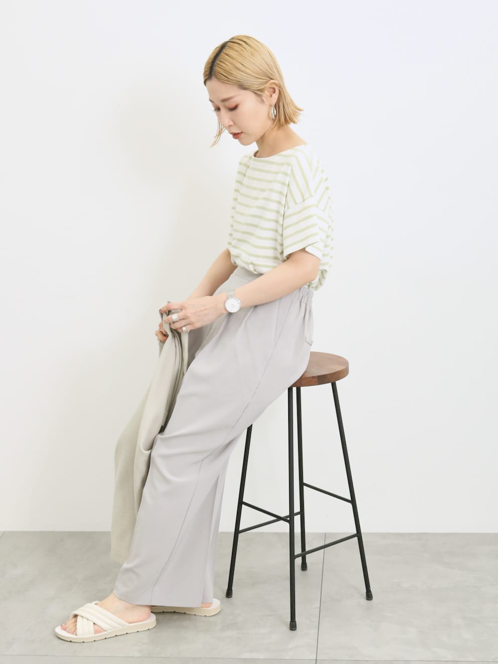 「きれいめカジュアル、大人カジュアル、シンプル、シンプルコーデ、夏コーデ、ジャケット、Tシャツ、ボーダー、パンツスタイル、淡色コーデ、ショルダーバッグ、サンダル、Samansa Mos2 blue、サマンサモスモスブルー」｜「Samansa Mos2 blueのボーダーTシャツ（Tシャツ/カットソー、グリーン系）」を使った、miyaさん（骨格ウェーブ・レディース・158cm）の春コーディネートの3枚目の写真