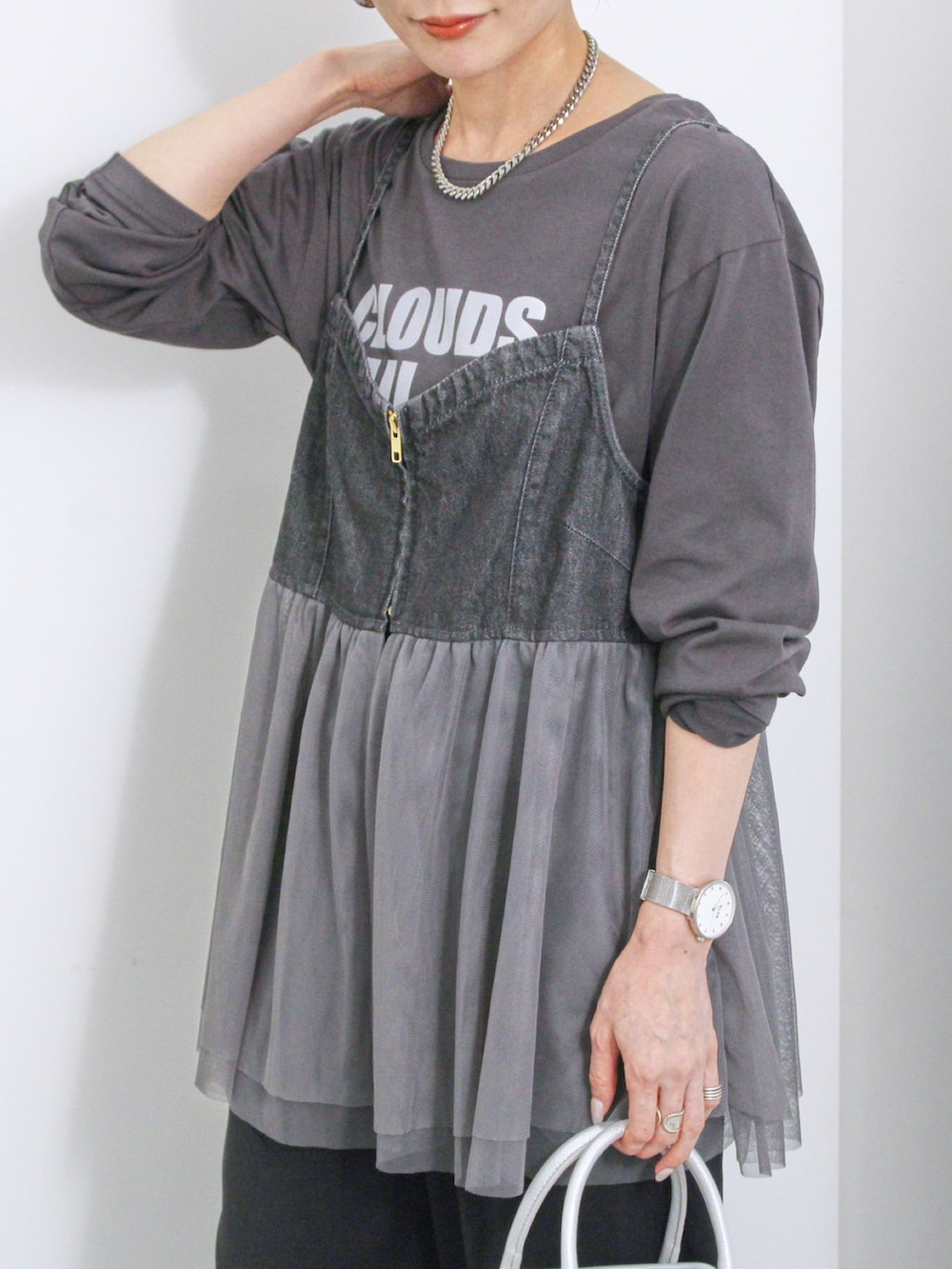 「大人カジュアル、きれいめカジュアル、シンプル、シンプルコーデ、プチプラ、プチプラコーデ、秋コーデ、秋服準備はじめました、ビスチェ、チュール、デニム、パンツスタイル、ハンドバッグ、ブーツ、Samansa Mos2 blue」｜「Samansa Mos2 blueの【ECO DENIM】チュール切替キャミビスチェ（シャツ/ブラウス、グレー系）」を使った、miyaさん（骨格ウェーブ・レディース・158cm）の夏コーディネートの2枚目の写真