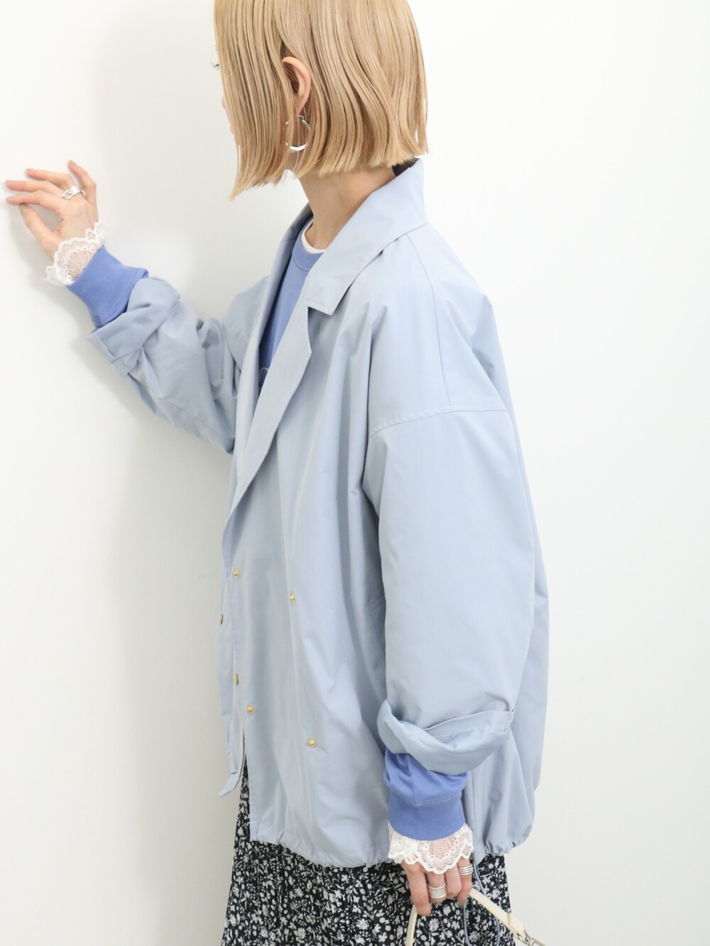 「大人カジュアル、きれいめカジュアル、シンプル、シンプルコーデ、プチプラ、プチプラコーデ、春コーデ、春アウター、ロゴT、レイヤードスタイル、スカート、花柄スカート、ショルダーバッグ、スニーカー、Samansa Mos2 blue」｜「Samansa Mos2 blueの裾ドロストテーラードブルゾン（ブルゾン、ブルー系）」を使った、miyaさん（骨格ウェーブ・レディース・158cm）の春コーディネートの2枚目の写真