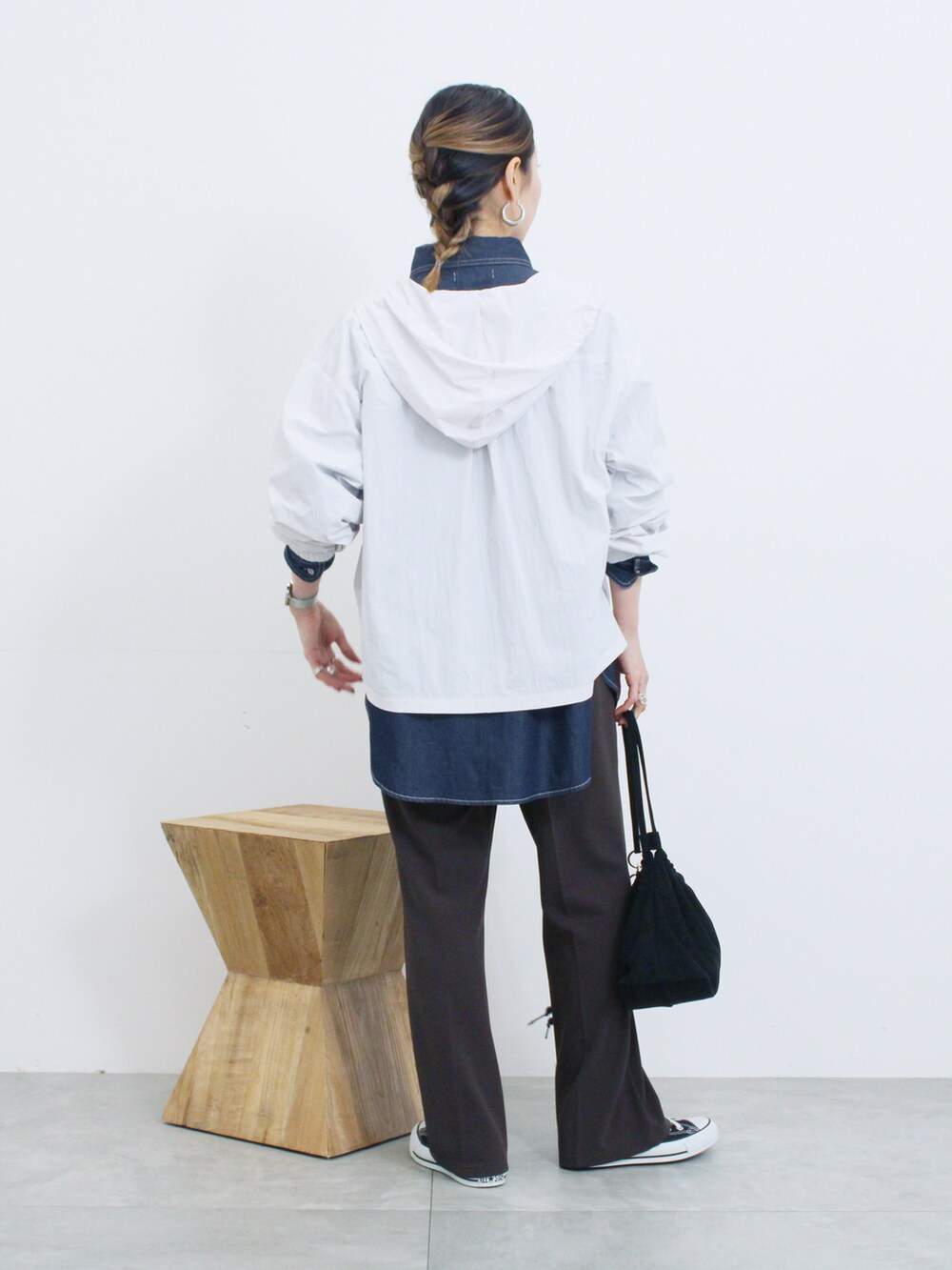 グレー系のシャツ/ブラウス、ブルー系のシャツ/ブラウス、ブラウン系のその他パンツを着用したレディースの秋コーディネートの2枚目の写真