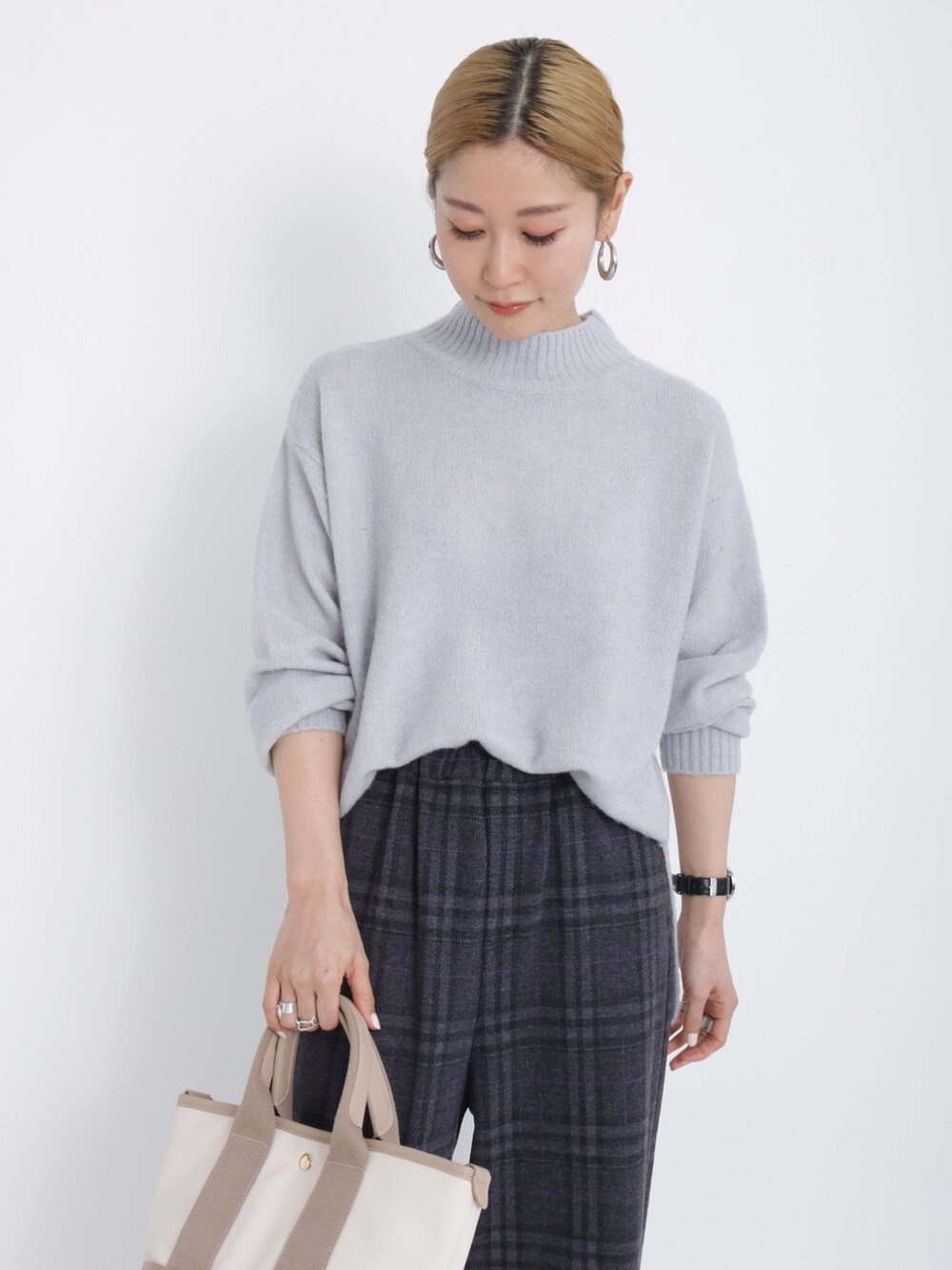 ブルー系のニット/セーター、グレー系のその他パンツ、ブラック系のブーツを着用したレディースの冬コーディネートの2枚目の写真