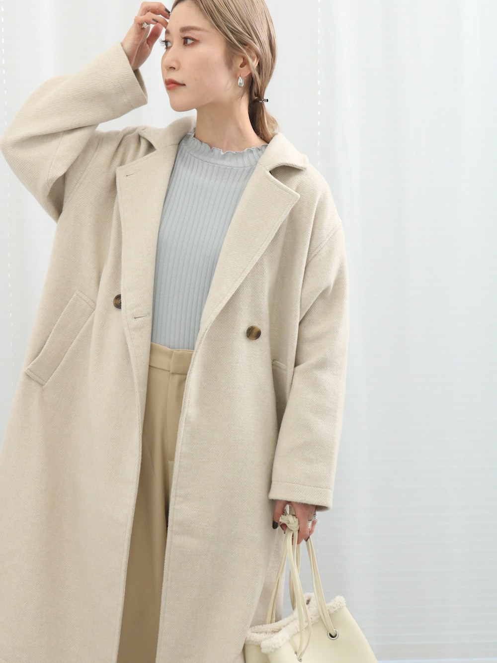 「大人カジュアル、きれいめカジュアル、シンプル、プチプラ、プチプラコーデ、淡色コーデ、冬コーデ、冬アウター、コート、パンツスタイル、ワイドパンツ、ボアバッグ、ブーツ、Samansa Mos2 blue、ロングコート」｜「Samansa Mos2 blueの◎サイドラインワイドパンツ（その他パンツ、ベージュ系）」を使った、miyaさん（骨格ウェーブ・レディース・158cm）の冬コーディネートの3枚目の写真