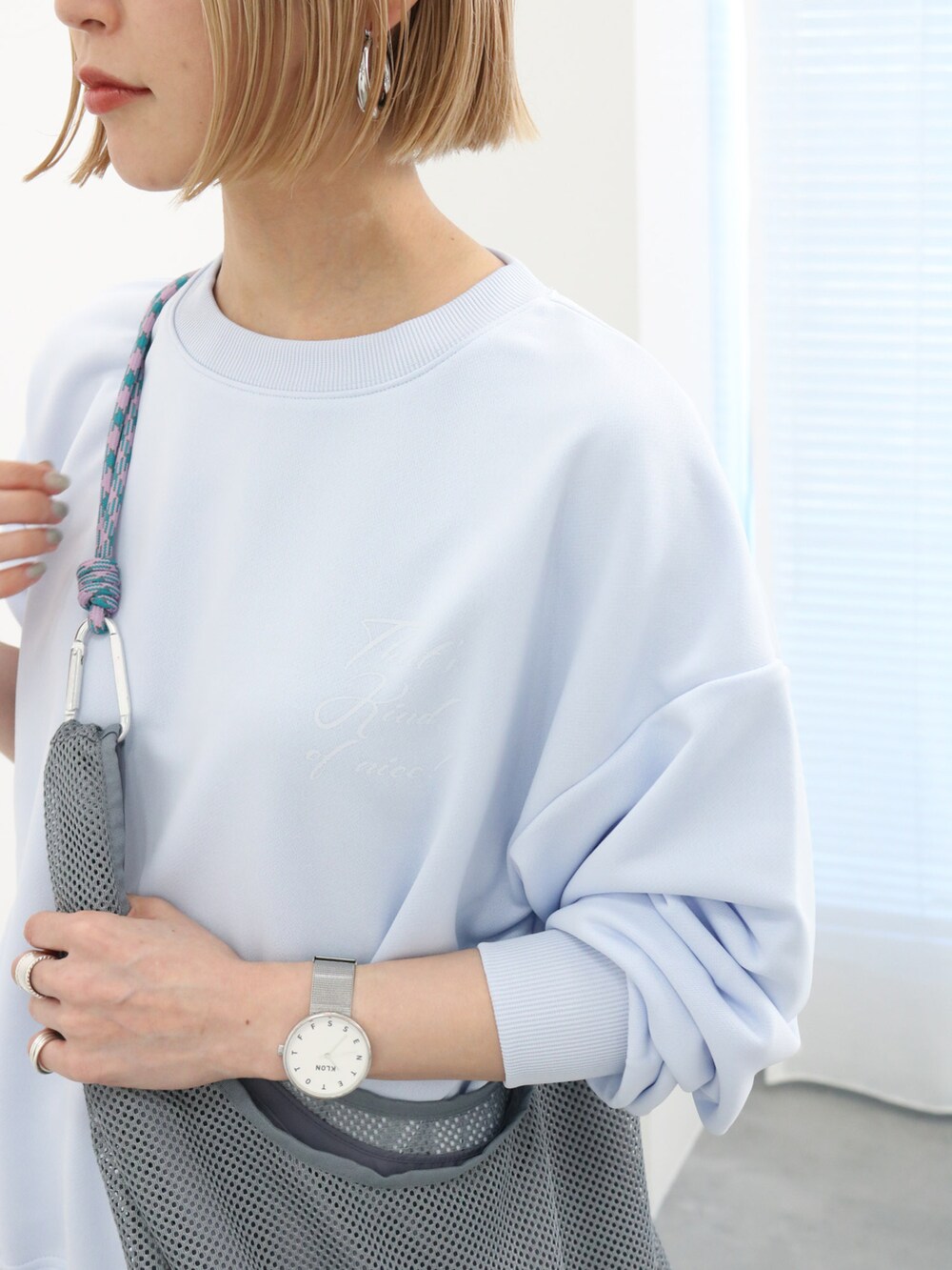 「大人カジュアル、きれいめカジュアル、シンプル、シンプルコーデ、プチプラ、プチプラコーデ、春コーデ、ゆるコーデ、スウェット、パンツスタイル、コクーンパンツ、スニーカーサンダル、トートバッグ、Samansa Mos2 blue、サマンサモスモスブルー」｜「Samansa Mos2 blueの裏毛裾ドロストロゴプルオーバー（Tシャツ/カットソー、ブルー系）」を使った、miyaさん（骨格ウェーブ・レディース・158cm）の春コーディネートの5枚目の写真