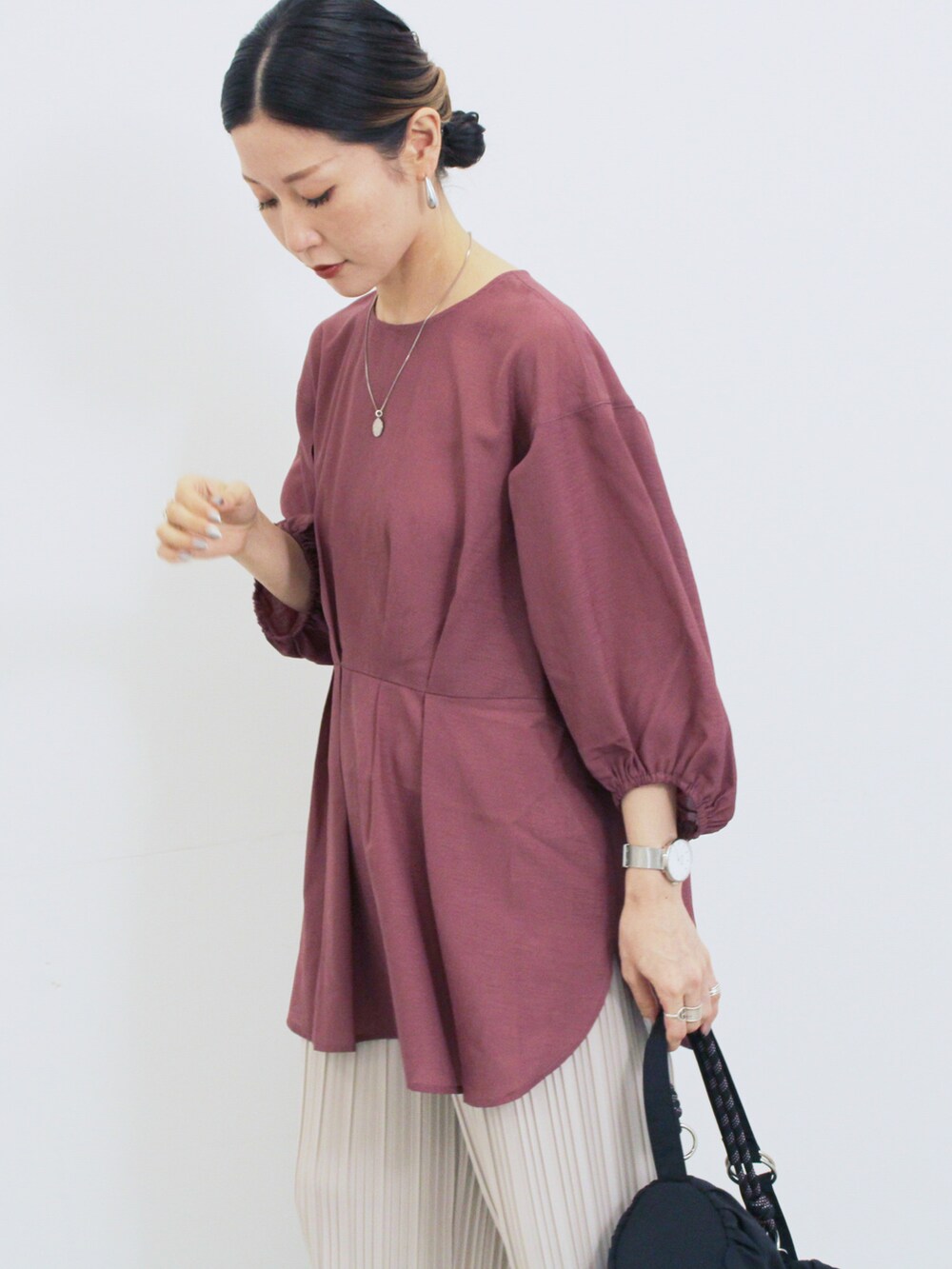 パープル系のシャツ/ブラウス、グレー系のその他パンツ、ブラック系のハンドバッグを着用したレディースの秋コーディネートの2枚目の写真