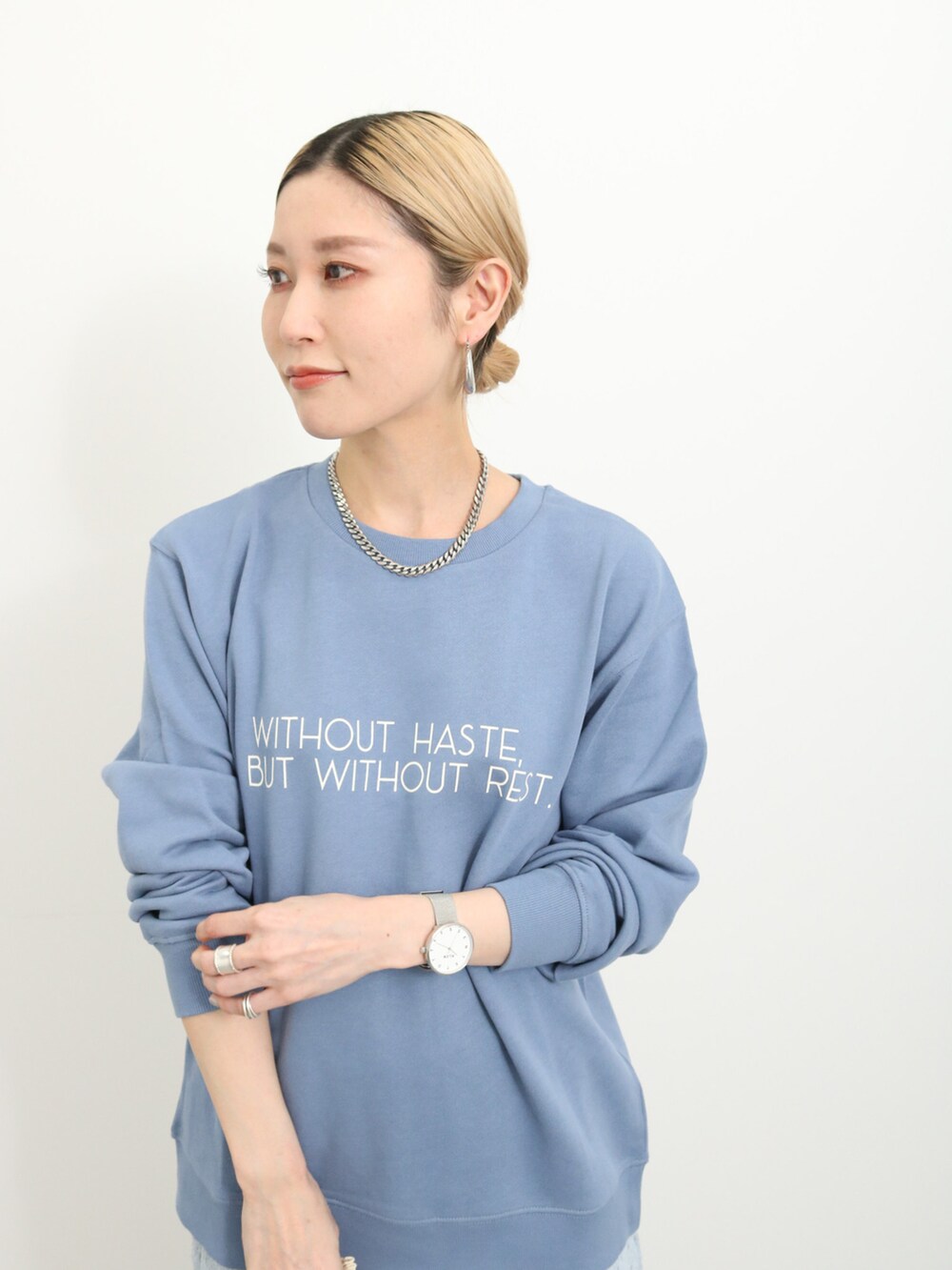 「大人カジュアル、きれいめカジュアル、シンプル、ブルー、プチプラ、プチプラコーデ、スウェット、ロゴスウェット、タイトスカート、レーススカート、ボアバッグ、ブーツ、春コーデ、Samansa Mos2 blue、サマンサモスモスブルー」｜「Samansa Mos2 blueの裏毛ロゴスウェット（Tシャツ/カットソー、ブルー系）」を使った、miyaさん（骨格ウェーブ・レディース・158cm）の冬コーディネートの3枚目の写真