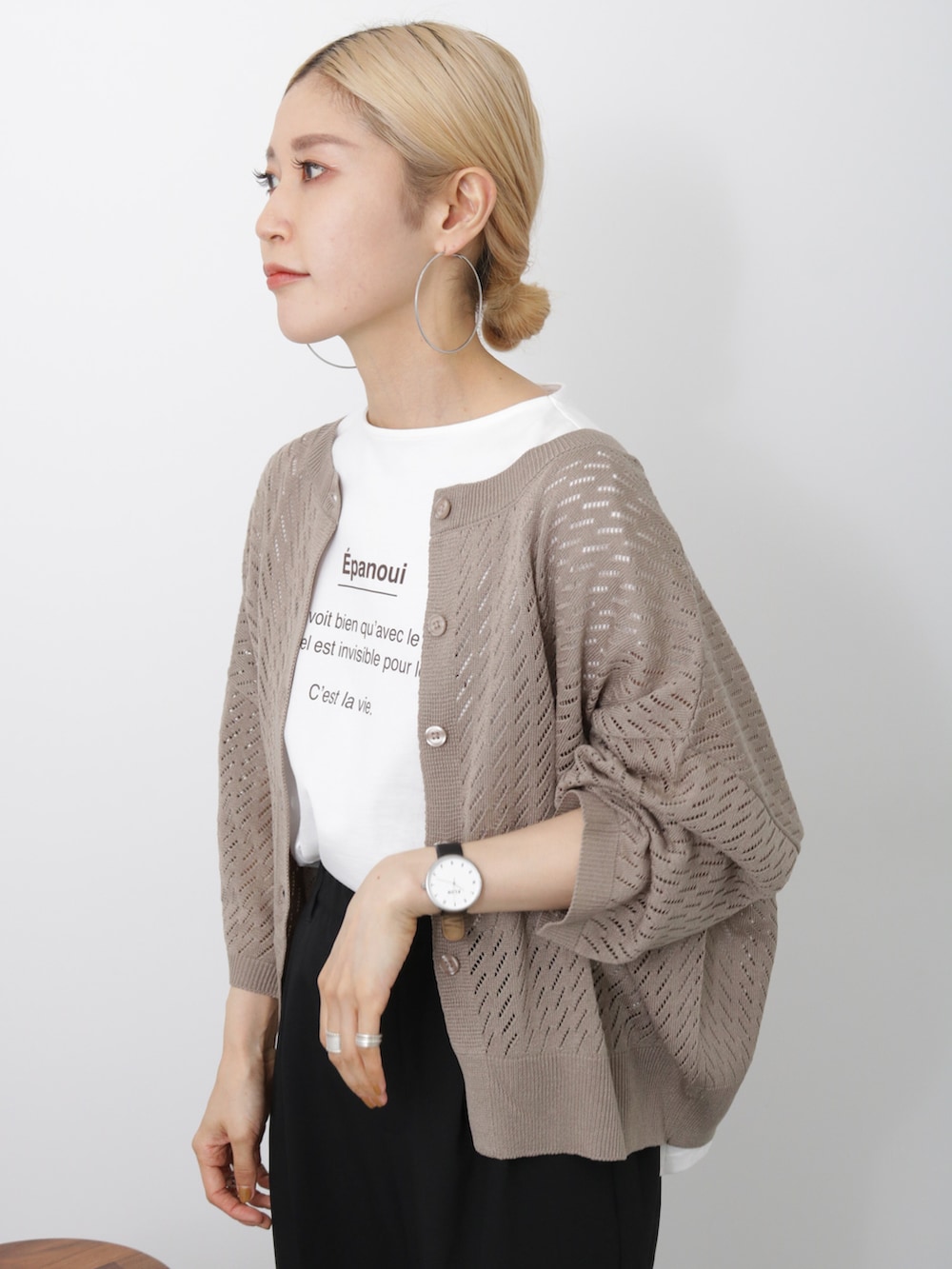 「大人カジュアル、オトナ女子、きれいめカジュアル、秋コーデ、キレイめカジュアル、パンツスタイル、Tシャツ、カーディガン、厚底サンダル、プチプラ、プチプラコーデ、Samansa Mos2 blue、シンプル、シンプルコーデ」｜「Samansa Mos2 blueのウッドソールサンダル（サンダル、ブラック系）」を使った、miyaさん（骨格ウェーブ・レディース・158cm）の夏コーディネートの2枚目の写真