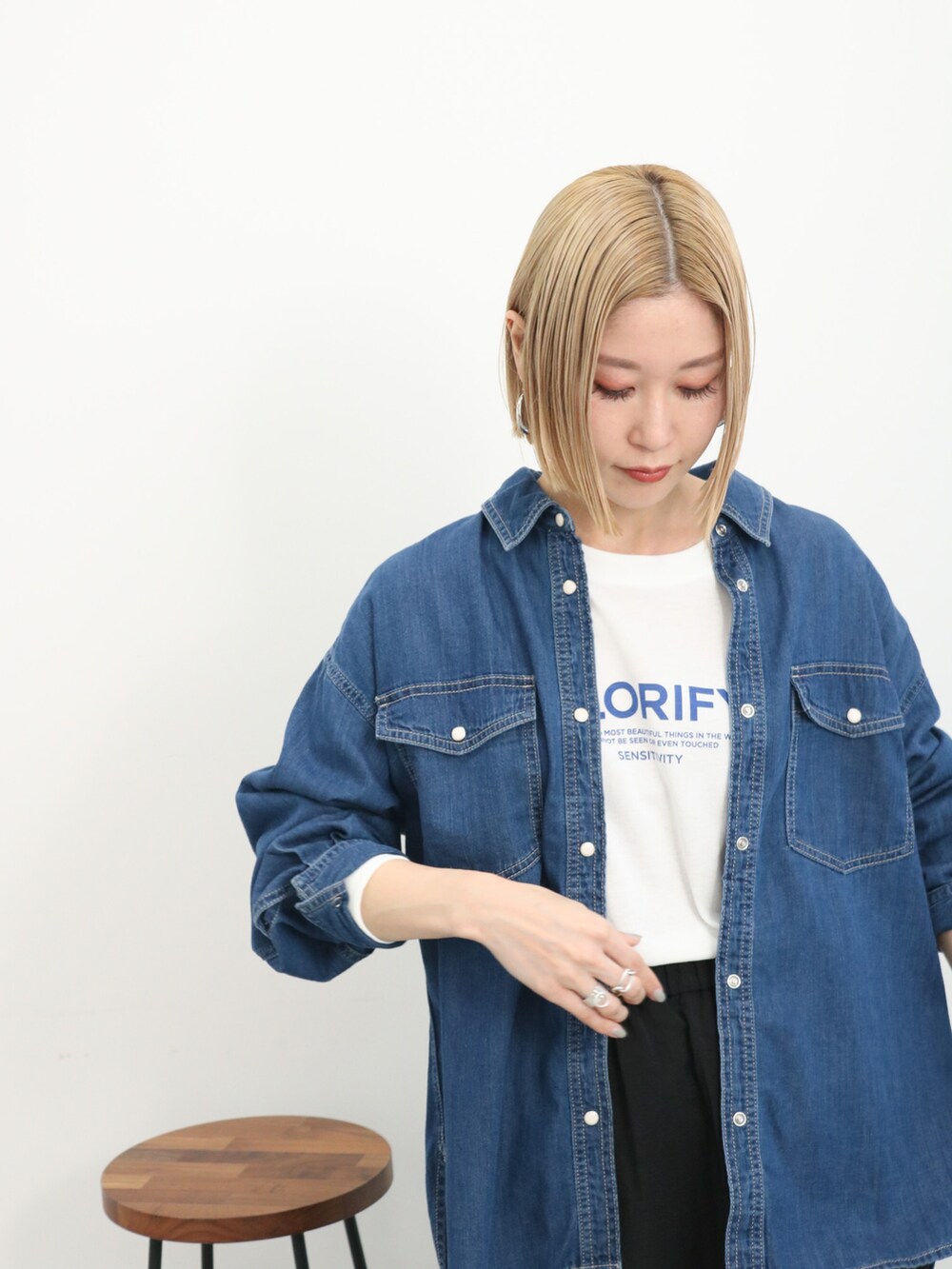 「大人カジュアル、きれいめカジュアル、シンプル、シンプルコーデ、プチプラ、プチプラコーデ、春コーデ、デニム、デニムシャツ、ロゴT、スカート、ショルダーバッグ、スニーカー、Samansa Mos2 blue、コンバース」｜「Samansa Mos2 blueのロゴロンT（Tシャツ/カットソー、ホワイト系）」を使った、miyaさん（骨格ウェーブ・レディース・158cm）の春コーディネートの3枚目の写真