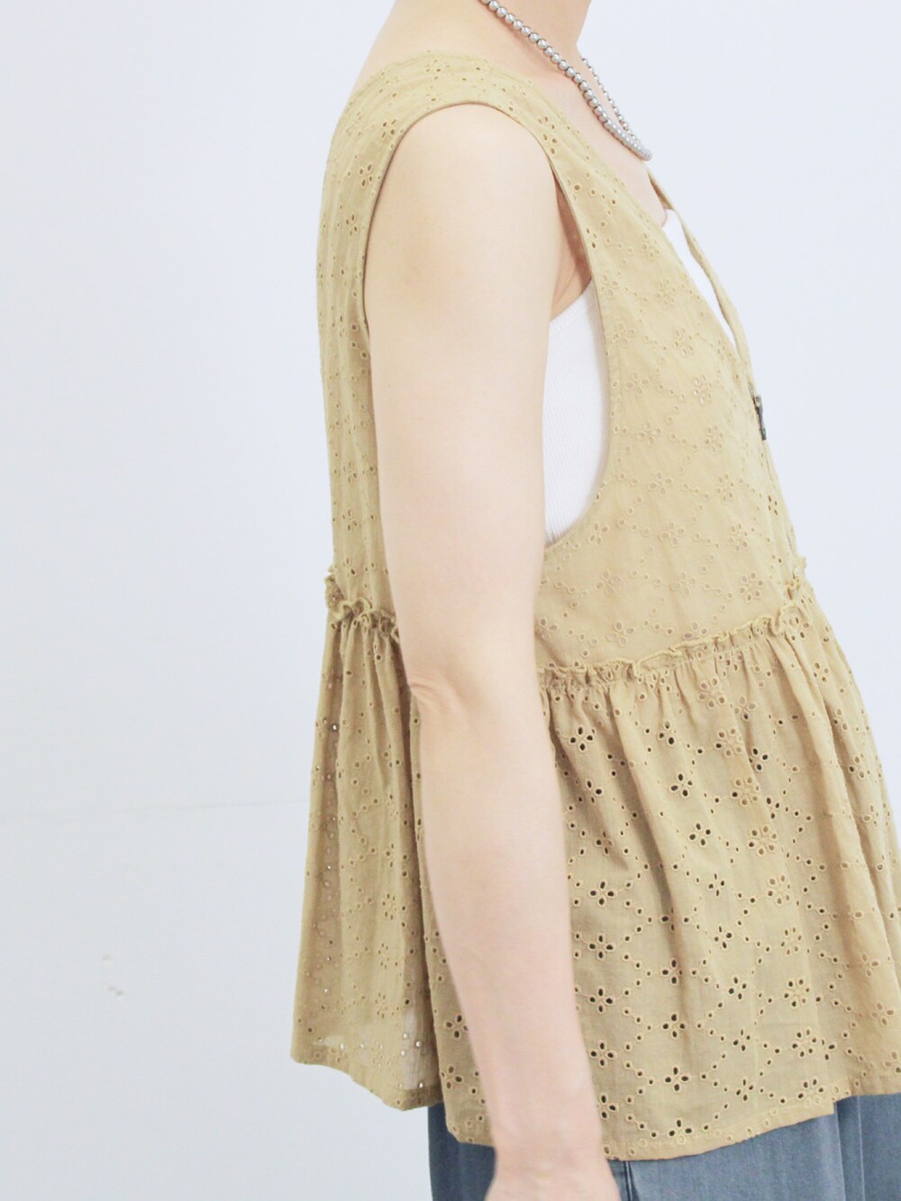 ベージュ系のシャツ/ブラウス、グレー系のその他パンツ、ブラック系のハンドバッグを着用したレディースの秋コーディネートの4枚目の写真