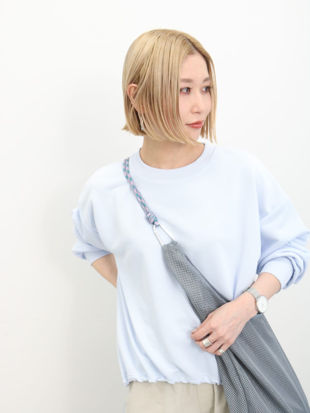 「大人カジュアル、きれいめカジュアル、シンプル、シンプルコーデ、プチプラ、プチプラコーデ、春コーデ、ゆるコーデ、スウェット、パンツスタイル、コクーンパンツ、スニーカーサンダル、トートバッグ、Samansa Mos2 blue、サマンサモスモスブルー」｜「Samansa Mos2 blueの裏毛裾ドロストロゴプルオーバー（Tシャツ/カットソー、ブルー系）」を使った、miyaさん（骨格ウェーブ・レディース・158cm）の春コーディネートの3枚目の写真