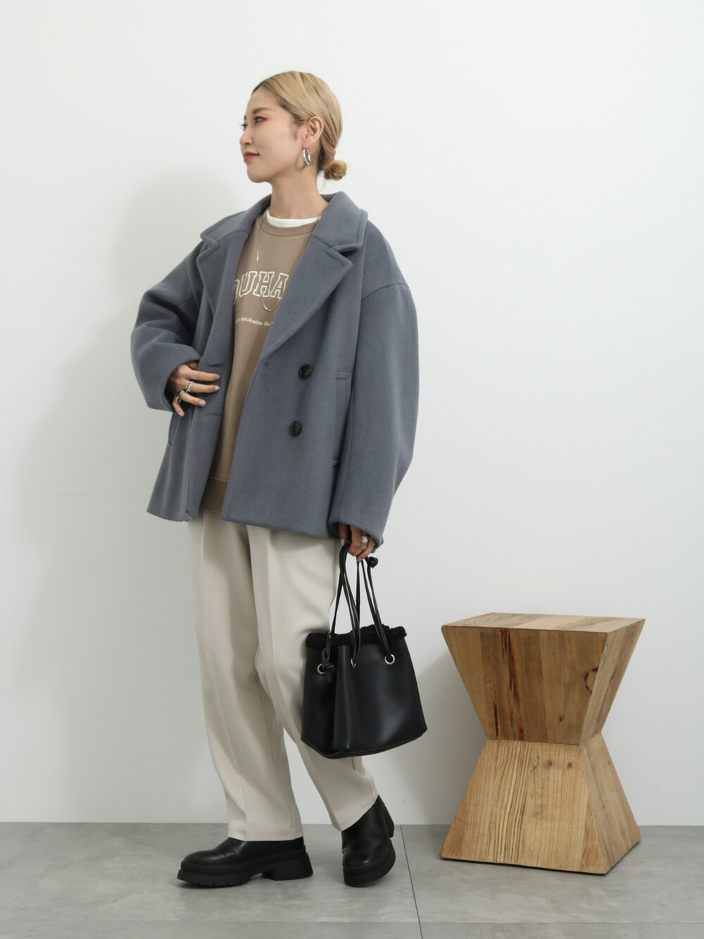 「大人カジュアル、きれいめカジュアル、プチプラ、プチプラコーデ、パンツスタイル、コート、Pコート、シャギーコート、ブーツ、ハンドバッグ、カジュアルコーデ、カジュアル、Samansa Mos2 blue、スウェット、秋冬コーデ」｜「Samansa Mos2 blueの【イージーケア+アンチピリング】ウールライクパンツ（その他パンツ、ベージュ系）」を使った、miyaさん（骨格ウェーブ・レディース・158cm）の秋コーディネートの2枚目の写真