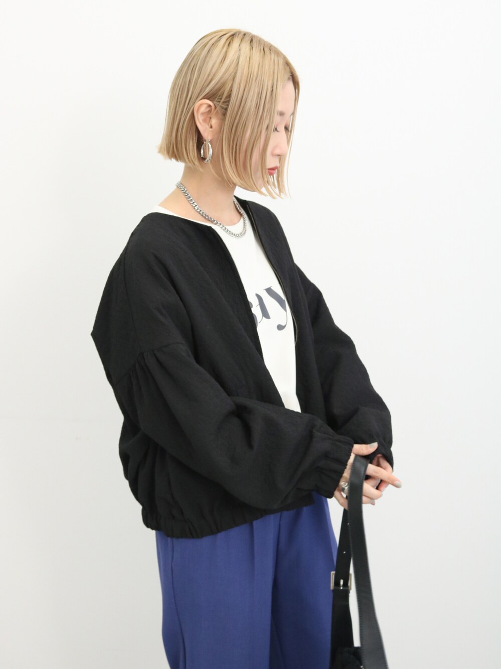 「大人カジュアル、きれいめカジュアル、シンプル、シンプルコーデ、プチプラ、プチプラコーデ、春コーデ、ロゴT、パンツスタイル、オフィスカジュアル、パンプス、トートバッグ、Samansa Mos2 blue、サマンサモスモスブルー、春アウター」｜「Samansa Mos2 blueのマルチスタイルテーパードパンツ（その他パンツ、ブルー系）」を使った、miyaさん（骨格ウェーブ・レディース・158cm）の春コーディネートの3枚目の写真