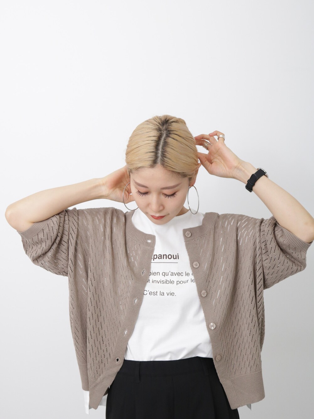 「大人カジュアル、オトナ女子、きれいめカジュアル、秋コーデ、キレイめカジュアル、パンツスタイル、Tシャツ、カーディガン、厚底サンダル、プチプラ、プチプラコーデ、Samansa Mos2 blue、シンプル、シンプルコーデ」｜「Samansa Mos2 blueのウッドソールサンダル（サンダル、ブラック系）」を使った、miyaさん（骨格ウェーブ・レディース・158cm）の夏コーディネートの3枚目の写真