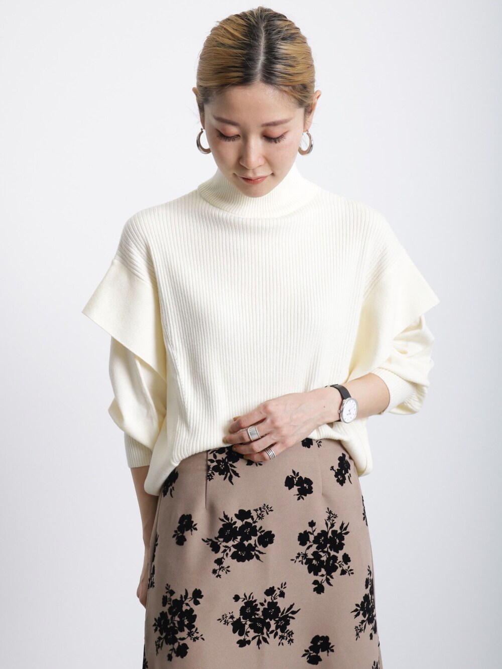 「大人カジュアル、きれいめカジュアル、プチプラコーデ、ニット、スカート、花柄、プチプラ、Samansa Mos2 blue」｜「Samansa Mos2 blueのギャザーリボンフラットシューズ（その他シューズ、ブラック系）」を使った、miyaさん（骨格ウェーブ・レディース・158cm）の冬コーディネートの2枚目の写真