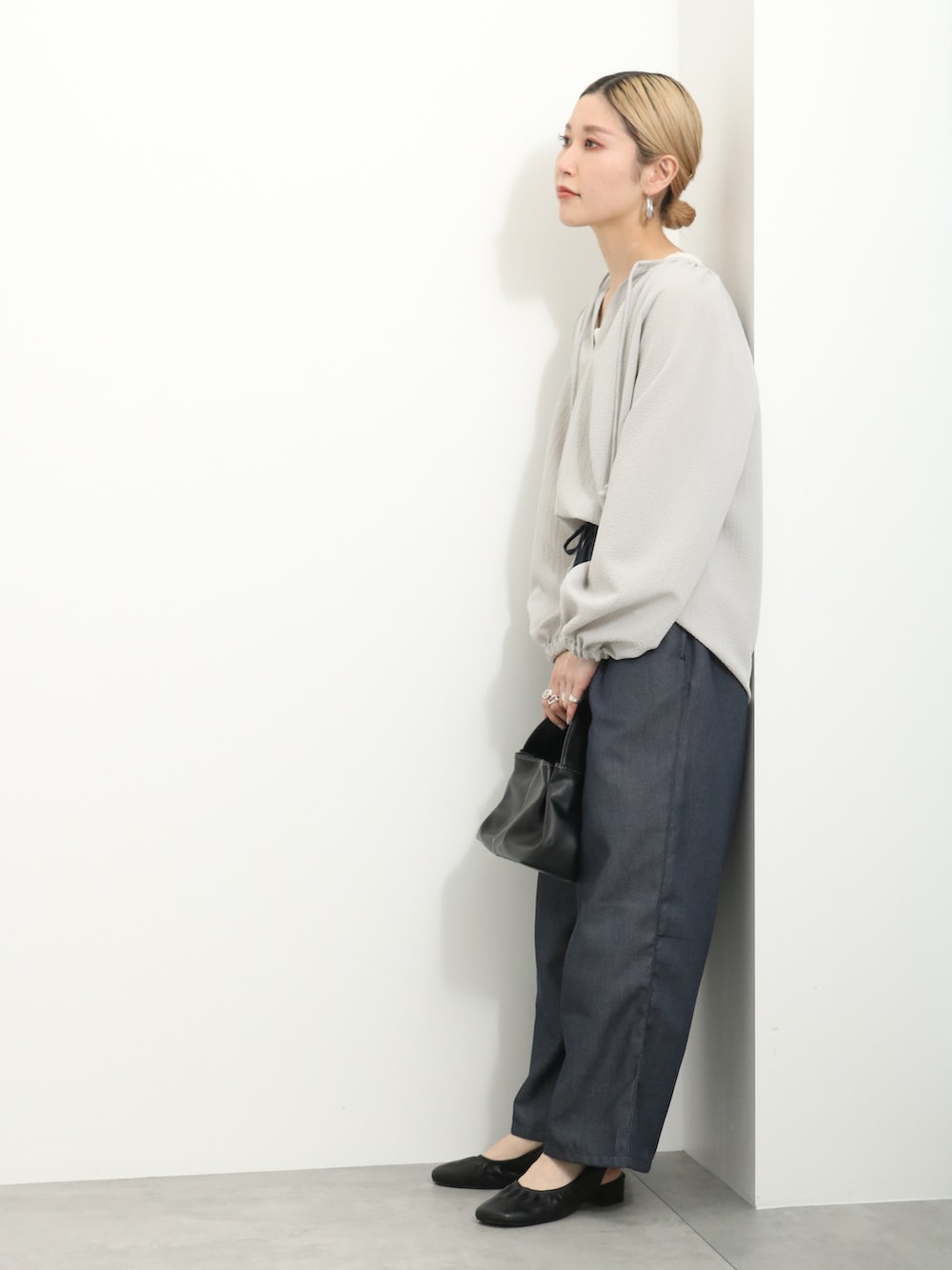 グレー系のシャツ/ブラウス、ブルー系のその他パンツ、ブラック系のハンドバッグを着用したレディースの冬コーディネートの2枚目の写真