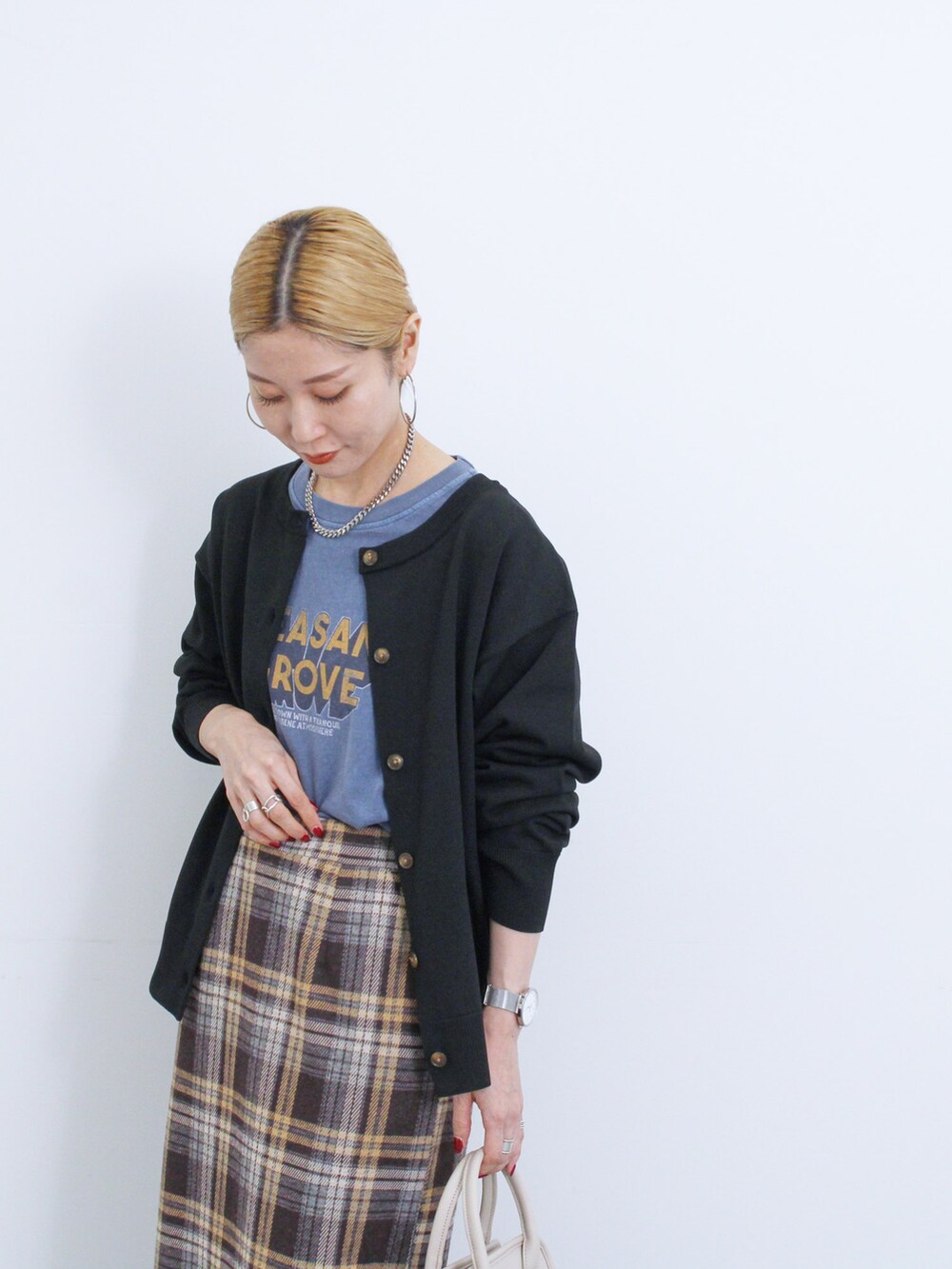 「大人カジュアル、きれいめカジュアル、シンプル、シンプルコーデ、プチプラ、プチプラコーデ、秋コーデ、カーディガン、ロゴT、スカート、チェック、チェックスカート、ハンドバッグ、ブーツ、Samansa Mos2 blue」｜「Samansa Mos2 blueの【マシンウォッシャブル】スポンジニット2wayカーディガン（カーディガン/ボレロ、ブラック系）」を使った、miyaさん（骨格ウェーブ・レディース・158cm）の秋コーディネートの3枚目の写真
