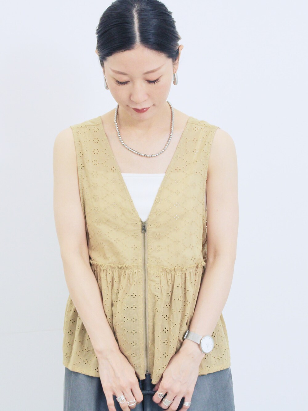 ベージュ系のシャツ/ブラウス、グレー系のその他パンツ、ブラック系のハンドバッグを着用したレディースの秋コーディネートの3枚目の写真