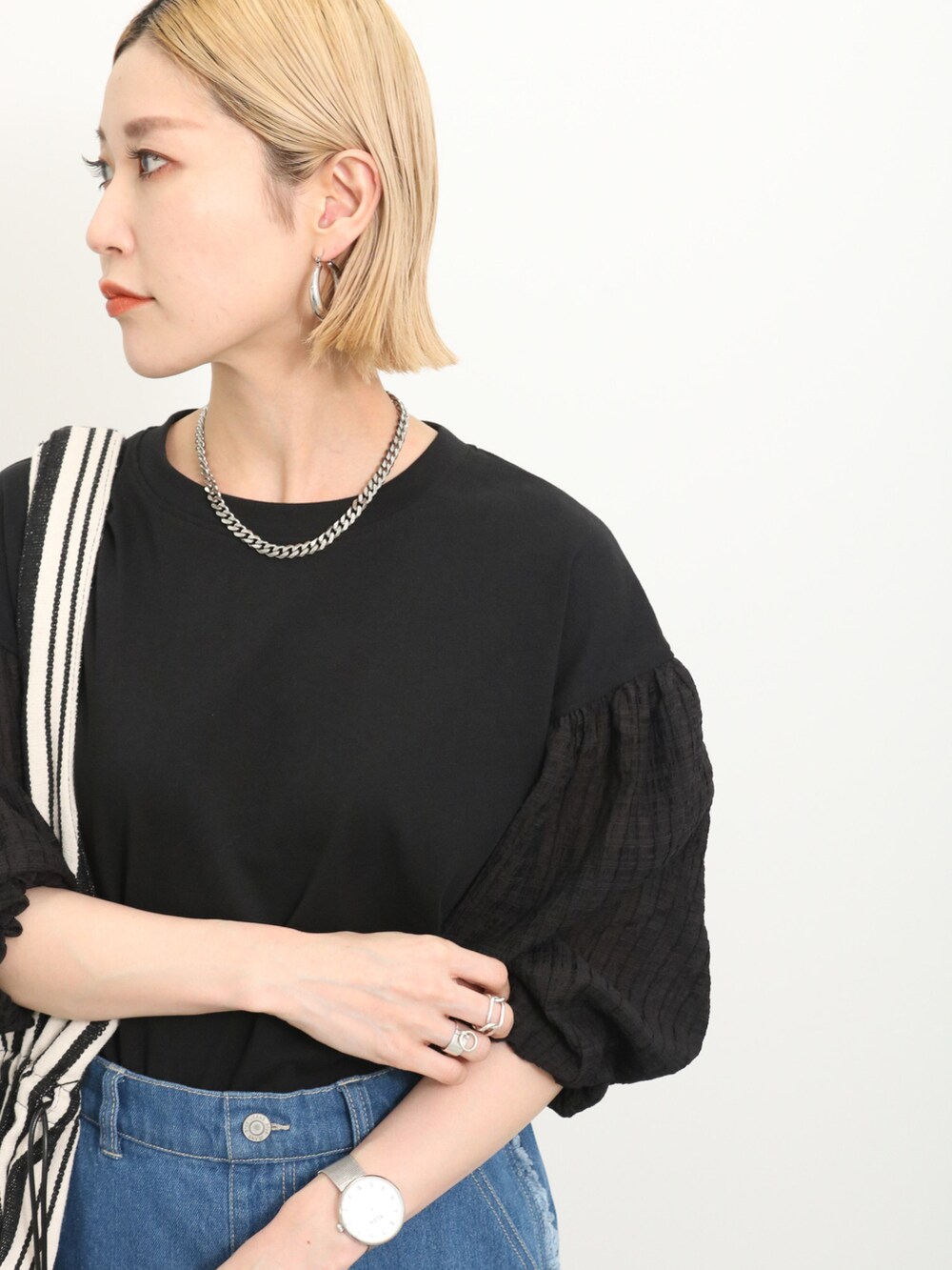 「大人カジュアル、きれいめカジュアル、シンプル、シンプルコーデ、プチプラ、プチプラコーデ、春コーデ、デニム、パンツスタイル、シアートップス、トートバッグ、パンプス、Samansa Mos2 blue、サマンサモスモスブルー、春のNewスタイル」｜「Samansa Mos2 blueの【ふっくらクッション】バックストラップパンプス（ドレスシューズ、ホワイト系）」を使った、miyaさん（骨格ウェーブ・レディース・158cm）の春コーディネートの3枚目の写真
