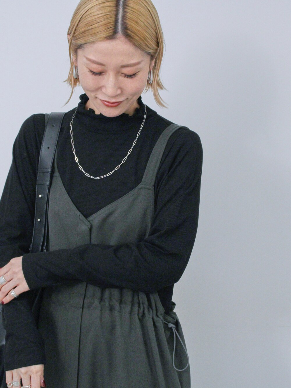 「大人カジュアル、きれいめカジュアル、シンプル、シンプルコーデ、プチプラ、プチプラコーデ、冬コーデ、ワンピース、ジャンパースカート、モノトーン、ブーツ、ショルダーバッグ、Samansa Mos2 blue」｜「Samansa Mos2 blueの前後2wayフェイクウールジャンスカ（ワンピース、グレー系）」を使った、miyaさん（骨格ウェーブ・レディース・158cm）の冬コーディネートの3枚目の写真