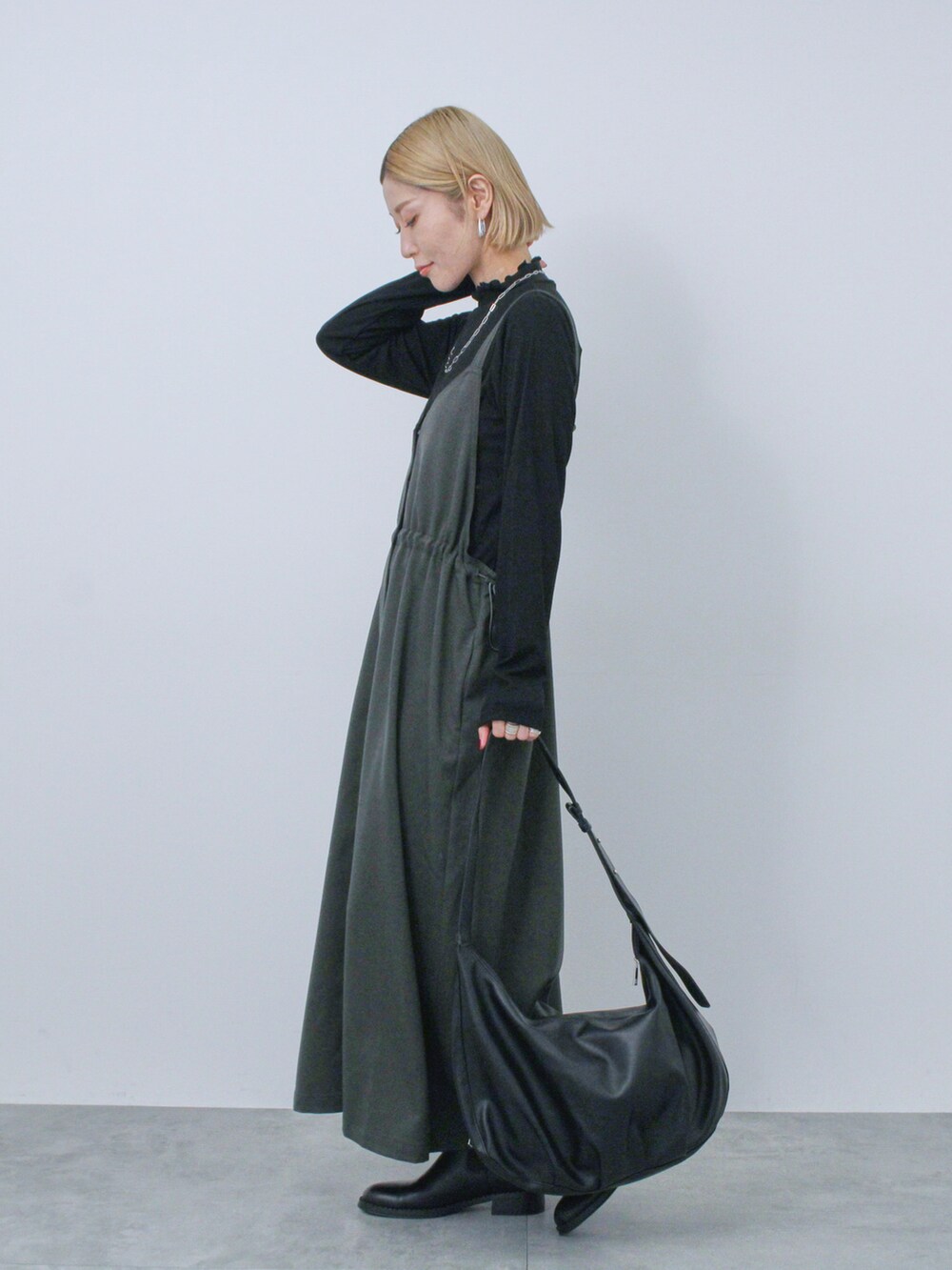 「大人カジュアル、きれいめカジュアル、シンプル、シンプルコーデ、プチプラ、プチプラコーデ、冬コーデ、ワンピース、ジャンパースカート、モノトーン、ブーツ、ショルダーバッグ、Samansa Mos2 blue」｜「Samansa Mos2 blueの前後2wayフェイクウールジャンスカ（ワンピース、グレー系）」を使った、miyaさん（骨格ウェーブ・レディース・158cm）の冬コーディネートの2枚目の写真