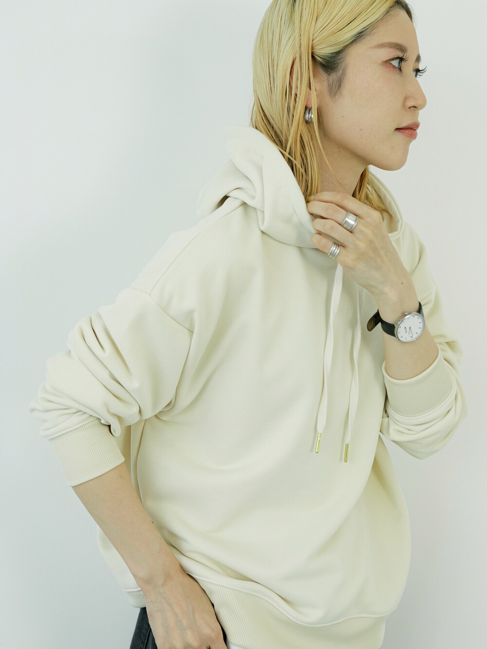 ホワイト系のTシャツ/カットソー、ブラック系のその他パンツ、ブラック系のハンドバッグを着用したレディースの秋コーディネートの3枚目の写真