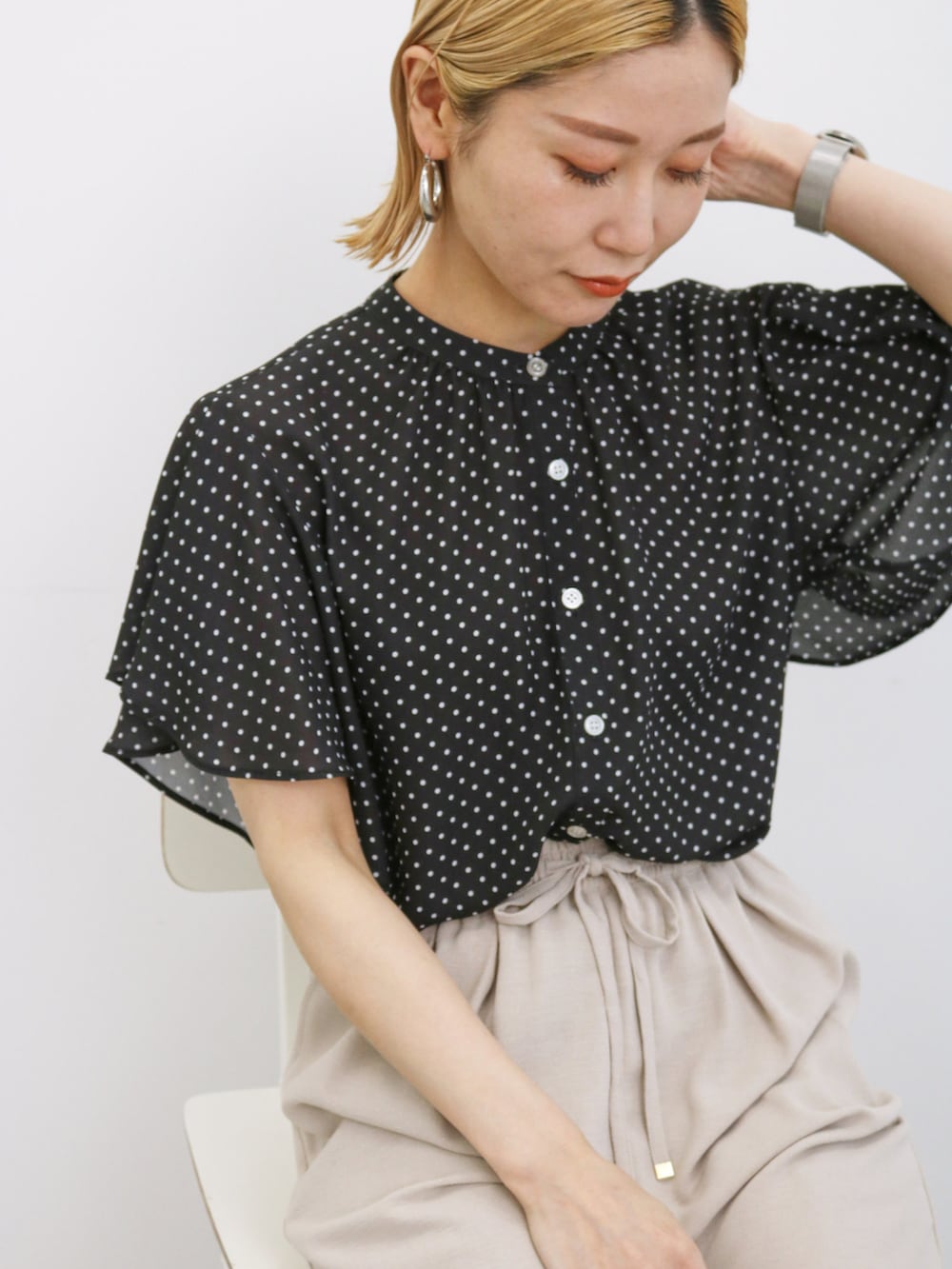 「大人カジュアル、きれいめカジュアル、シンプル、シンプルコーデ、プチプラ、プチプラコーデ、夏コーデ、パンツスタイル、ブラウス、ドット、オフィスカジュアル、サンダル、トートバッグ、Samansa Mos2 blue、サマンサモスモスブルー」｜「Samansa Mos2 blueのドット柄フリルスリーブブラウス（シャツ/ブラウス、ブラック系）」を使った、miyaさん（骨格ウェーブ・レディース・158cm）の春コーディネートの3枚目の写真