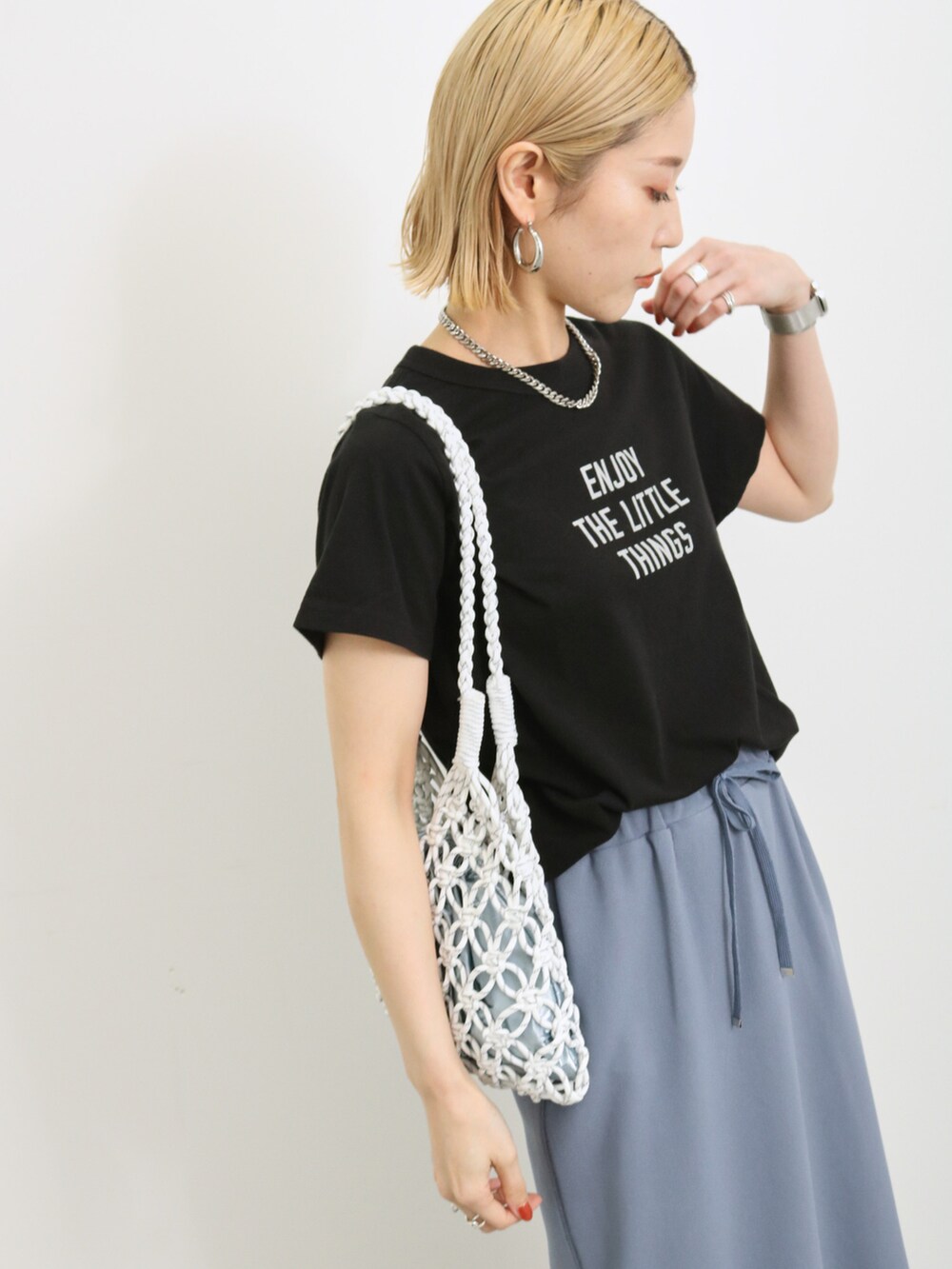 「大人カジュアル、きれいめカジュアル、シンプル、シンプルコーデ、プチプラ、プチプラコーデ、夏コーデ、Tシャツ、ロゴT、スカート、トートバッグ、スニーカー、Samansa Mos2 blue、コンバース、マクラメバッグ」｜「Samansa Mos2 blueの【シルケットバイオ】ロゴTシャツ（Tシャツ/カットソー、ブラック系）」を使った、miyaさん（骨格ウェーブ・レディース・158cm）の春コーディネートの3枚目の写真